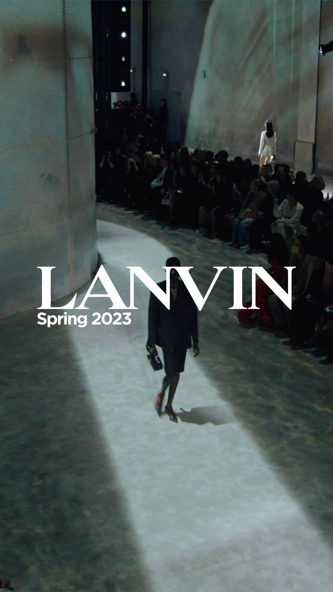 ランバンのインスタグラム：「LANVIN Spring 2023  The Spring 2023 collection celebrates the reconnection of humanity and the poetry of nature, creating a contemporary wardrobe.  #LANVIN #LANVINSPRING2023」