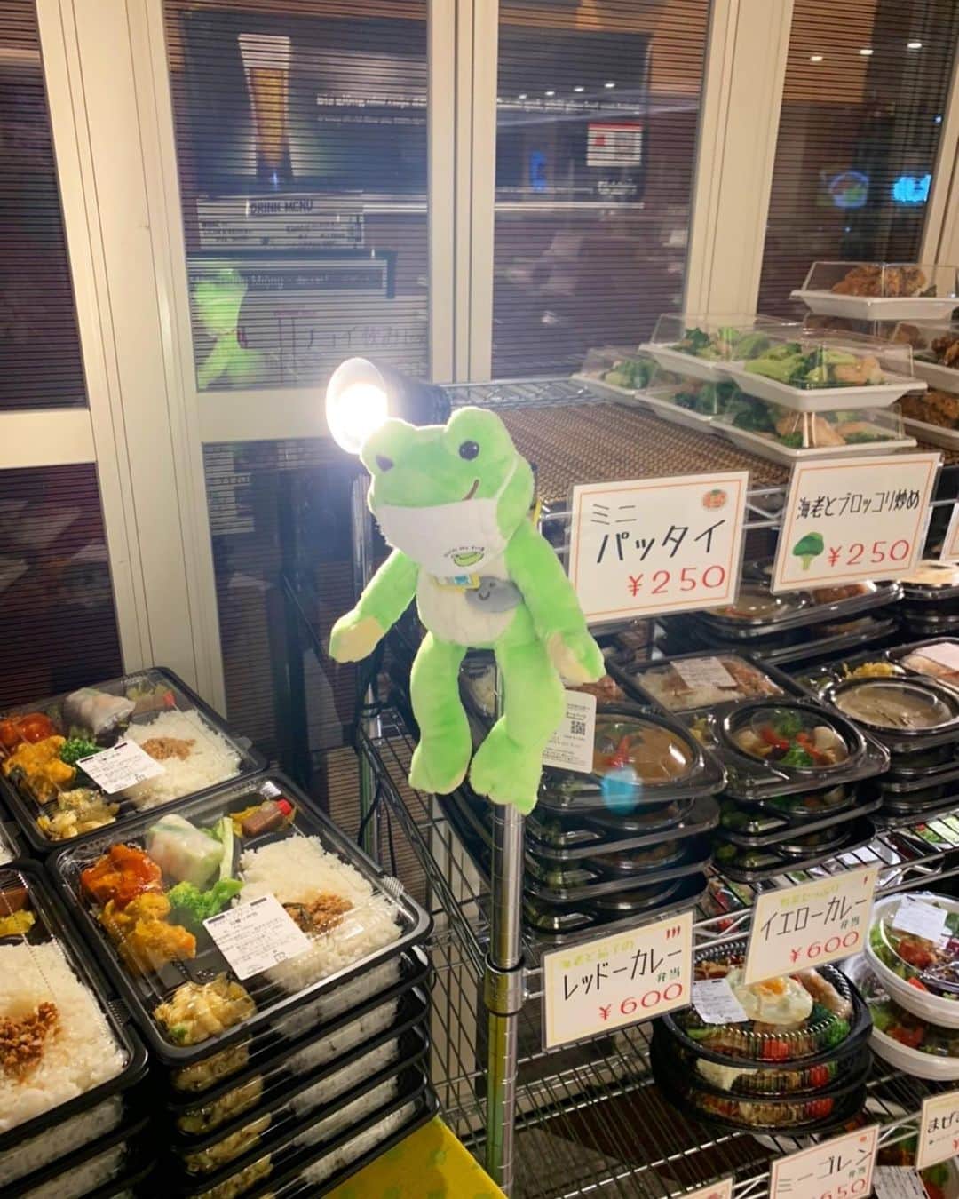 ベトナムフロッグ汐留のインスタグラム：「こんにちは！ 東京 汐留のベトナム料理専門店 ベトナムフロッグです🐸 本日も元気に営業しております✨  そして新しい仲間が加わりました🐸 マスクもして感染対策もバッチリです👌 是非会いに来てくださいね♪  本日も店頭にてたくさんのお弁当を販売中です！ お近くにお越しの方は是非お立ち寄りください☺️‼️  📍 東京都港区東新橋 1-5-2 汐留シティセンター B1F  🚃アクセス  JR新橋駅汐留口より徒歩3分 地下鉄新橋駅2番出口より徒歩3分 地下鉄汐留駅より徒歩1分 ☎050-7300-2964  #ベトナムフロッグ #ベトナムフロッグ汐留店  #東京 #汐留 #新橋 #ベトナム料理 #アジアン料理 #パクチー #アジアン #フォー #🇻🇳 #東京ランチ #汐留ランチ #新橋ランチ #お弁当 #vietnam #vietnamesefood #asian #asianfood #food #foodie #foodporn #vietnam🇻🇳」