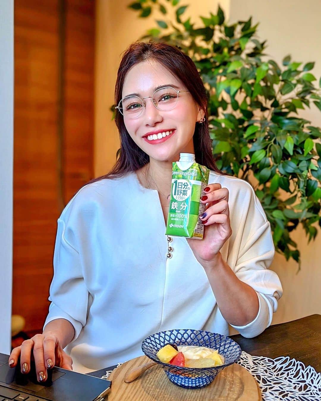 のインスタグラム：「仕事中のランチタイム🫶 お仕事してて時間がない時でも野菜と栄養はしっかり摂りたいなと思っていてそんな時にご飯と一緒に1日分の野菜が凄くいい💛✨ . 1日分の野菜と栄養が手軽に摂れて3種の栄養（食物繊維、鉄分、ビタミン12種）が選べるの💛私は女性が不足しがちな鉄分をセレクト。 食事で摂りにくいものをこれで摂れるのも嬉しいよね❤️ . とても飲みやすいし、体にいいことしてる感じで1日HAPPY🎵 今おうちの冷蔵庫は1日分の野菜のストックで埋まってます✌️ ぜひ真似してみてね❤️ . しかも今！1日分の野菜が当たるキャンペーンが10/31までやっているみたい🌟 @vegefruits_itoen をぜひチェックしてみて👍 . #1日分の野菜 #すっきり飲みやすい#にんじんベース #自分メンテにいいね #手軽に野菜と栄養がきっちり摂れる #ランチde1日分の野菜 #おうちごはん #テレワーク #仕事 #在宅ワーク」