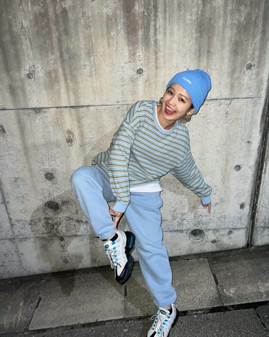 富久美玲のインスタグラム：「_ . favorite color🤸🏼‍♂️🥏 . 帽子からスニーカーまでブルーな日！ なんならネイルも同じ色味w .」