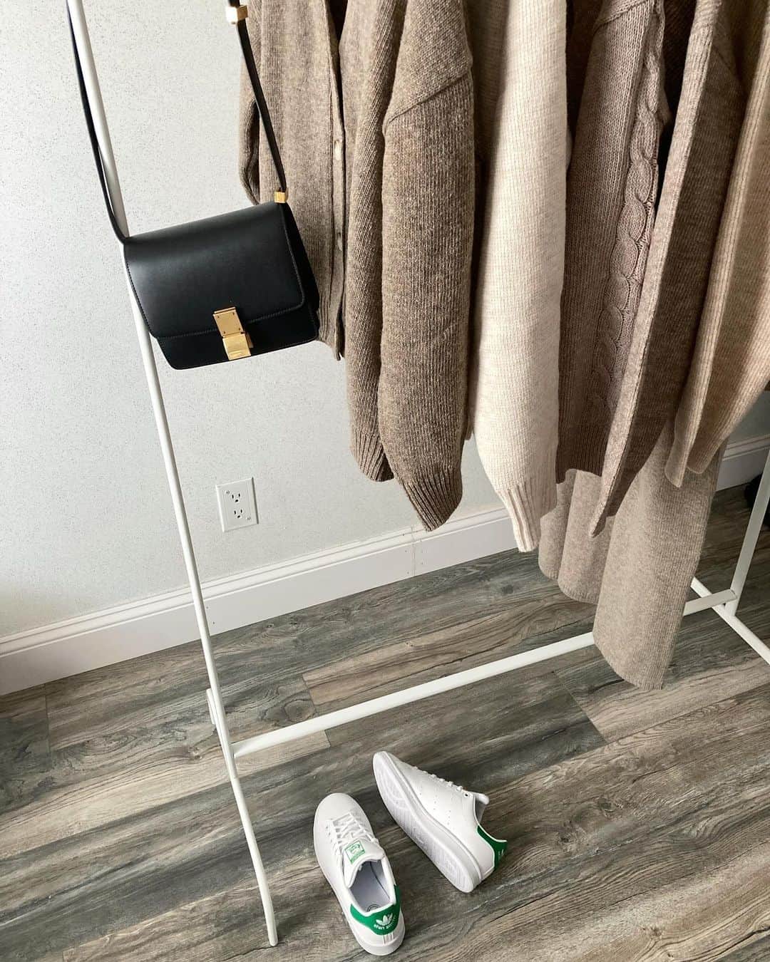 Matildaのインスタグラム：「All my favorite - white sneakers, classic box and neutral clothes. How about you?」