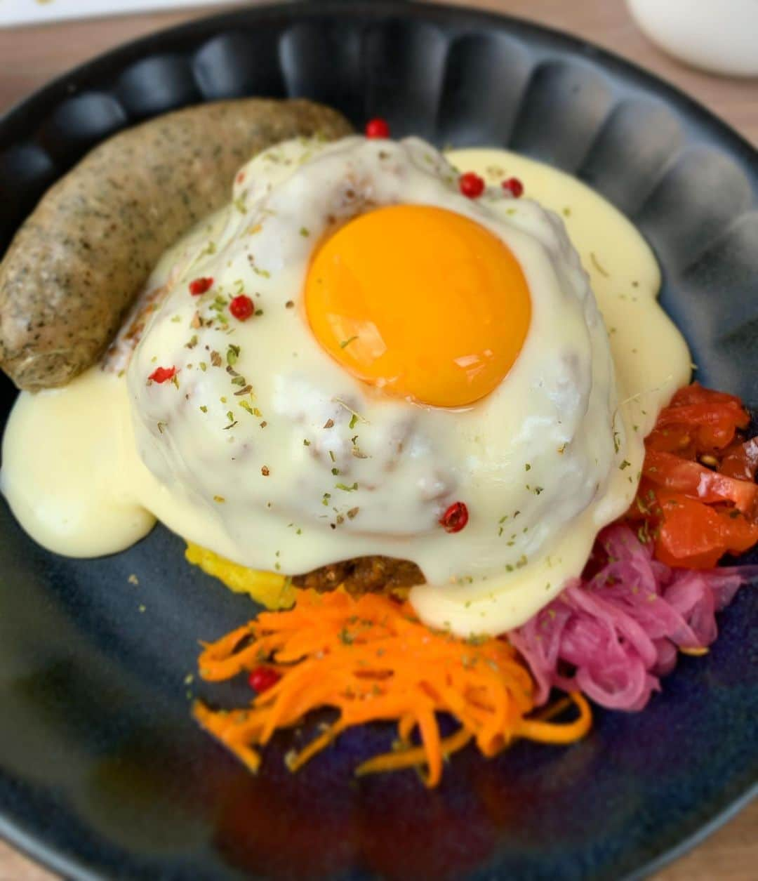 あちゃみのインスタグラム：「ずっと気になってたカレー屋さん行ってきました😍キーマカレーにチーズとソーセージトッピング✨ 久しぶりにカレー食べた🍛😋」