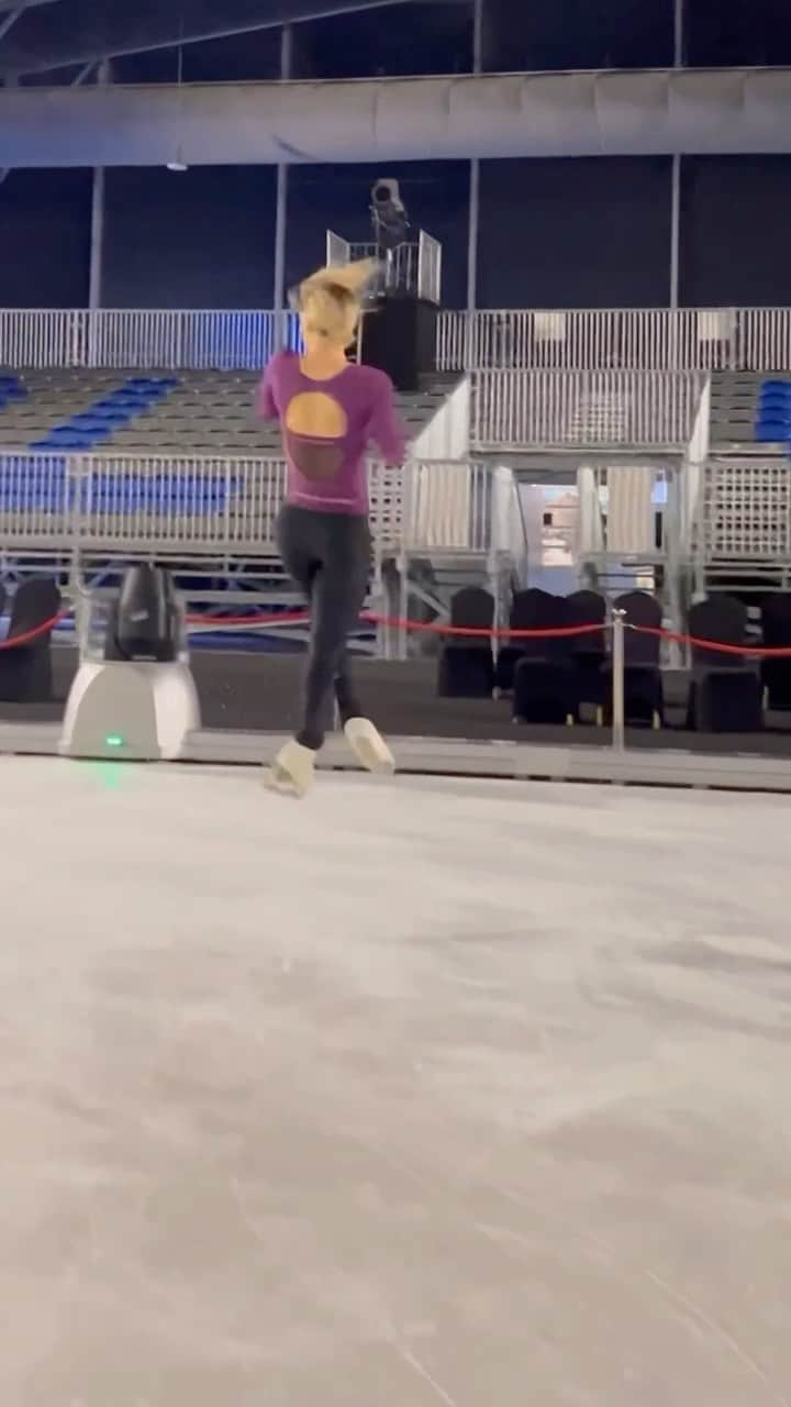 アシュリー・ケインのインスタグラム：「Looking forward to starting shows next Wednesday in Abu Dhabi!   This was filmed in Saudi Arabia but we will performing at the Etihad Arena here from October 12-16🇦🇪   @etihadarena.ae  #disneyonice #chiquesport #figureskating #iceskating #abudhabi」