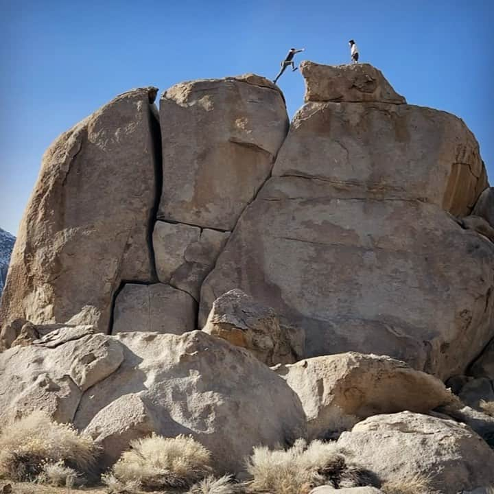 ニーナ・ウィリアムズのインスタグラム：「Throwback to that time @andyliu84 and I soloed Left Y Crack in the ‘Milks, then realized we still needed to hop the summit gap 😂 I did a sketchy lil stem while Andy considered every possible method before committing to the jump. Lol at our attempted hand-holding.  #climbing #buttermilks」