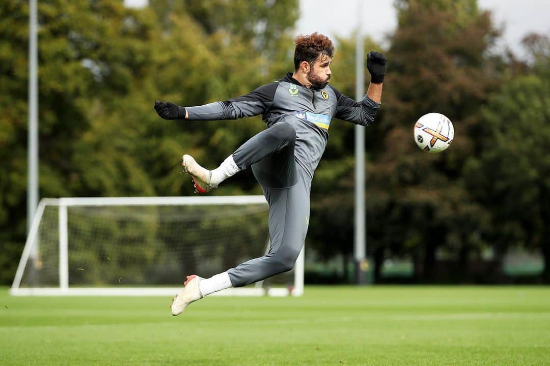 ジエゴ・ダ・シウヴァ・コスタのインスタグラム：「⚽️😀🙌🏽🤟🏾🙏🏽」