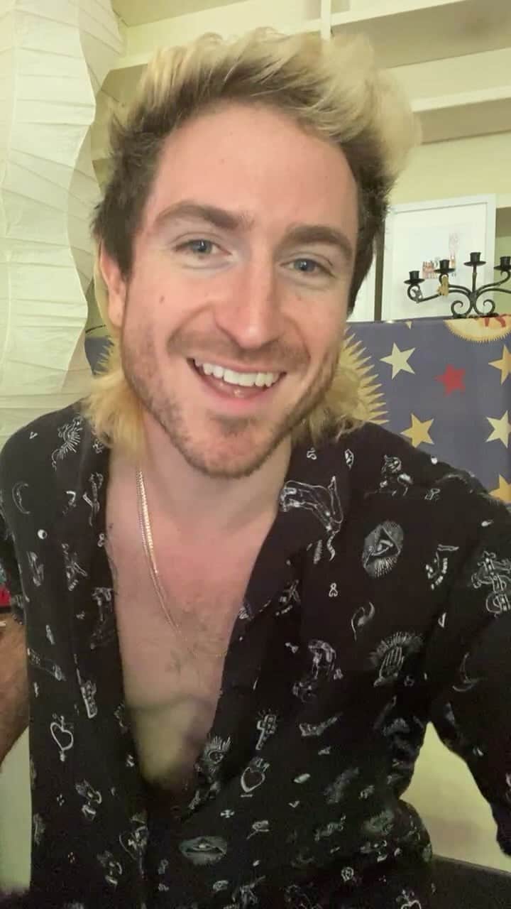 ウォーク・ザ・ムーンのインスタグラム：「tour is almost here… you best get involved 🌳🏡🌳 walkthemoon.com/tour」