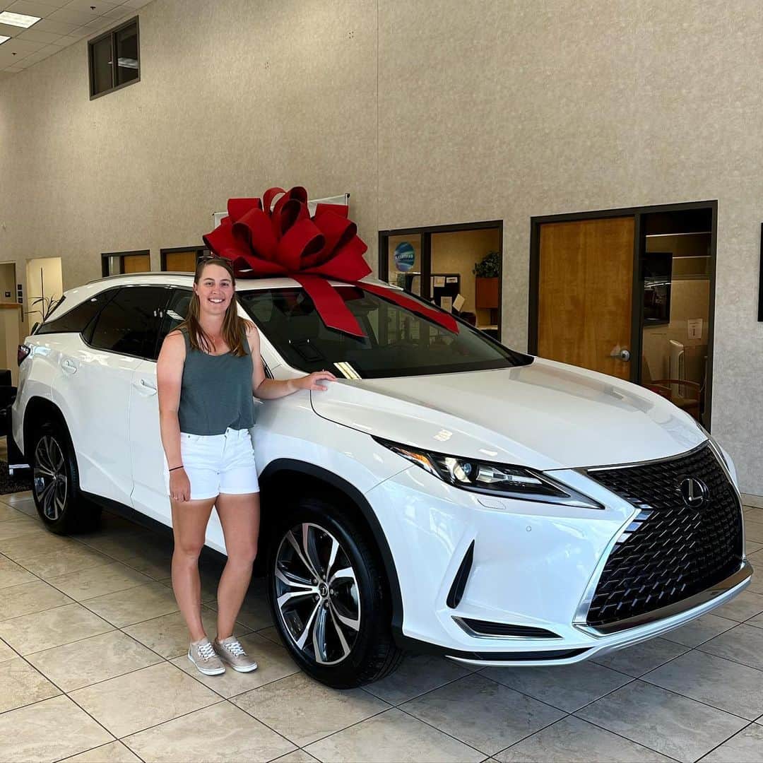 ジェニファー・クプチョのインスタグラム：「My dream car 😍 Thank you to the awesome team at Superstition Springs Lexus for setting me up! #LexusRX #SuperstitionSpringsLexus @sslexus」