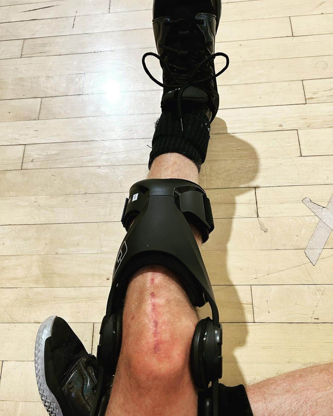 ブレッキン・メイヤーさんのインスタグラム写真 - (ブレッキン・メイヤーInstagram)「First official run last night, almost a year to the day of destroying my lil ACL. Now I got a Vader-esque brace and a helluva Frankenscar but I CAN PLAY! I mean, I can’t dunk but… yeah you get it. #WhoGotNext」10月6日 6時45分 - breckinmeyer