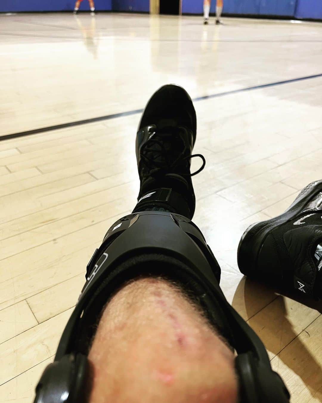 ブレッキン・メイヤーさんのインスタグラム写真 - (ブレッキン・メイヤーInstagram)「First official run last night, almost a year to the day of destroying my lil ACL. Now I got a Vader-esque brace and a helluva Frankenscar but I CAN PLAY! I mean, I can’t dunk but… yeah you get it. #WhoGotNext」10月6日 6時45分 - breckinmeyer