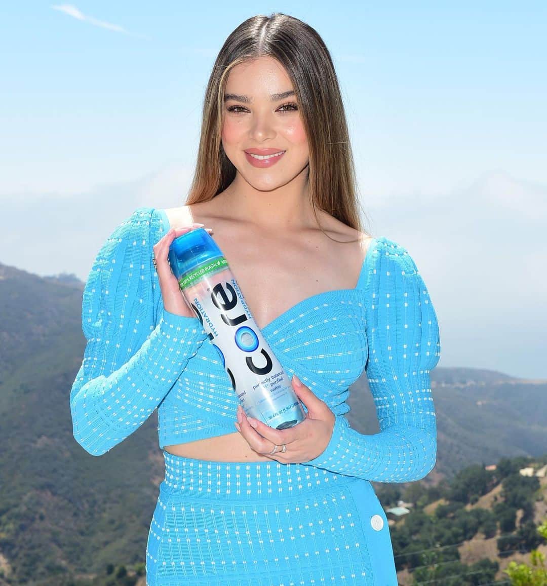 ヘイリー・スタインフェルドのインスタグラム：「coast, hydrate, repeat. ✨  @core hydration is balanced at 7.4 pH to mimic your body’s natural levels. comment below your favorite ways to practice wellness :) #ad #findyourcore」