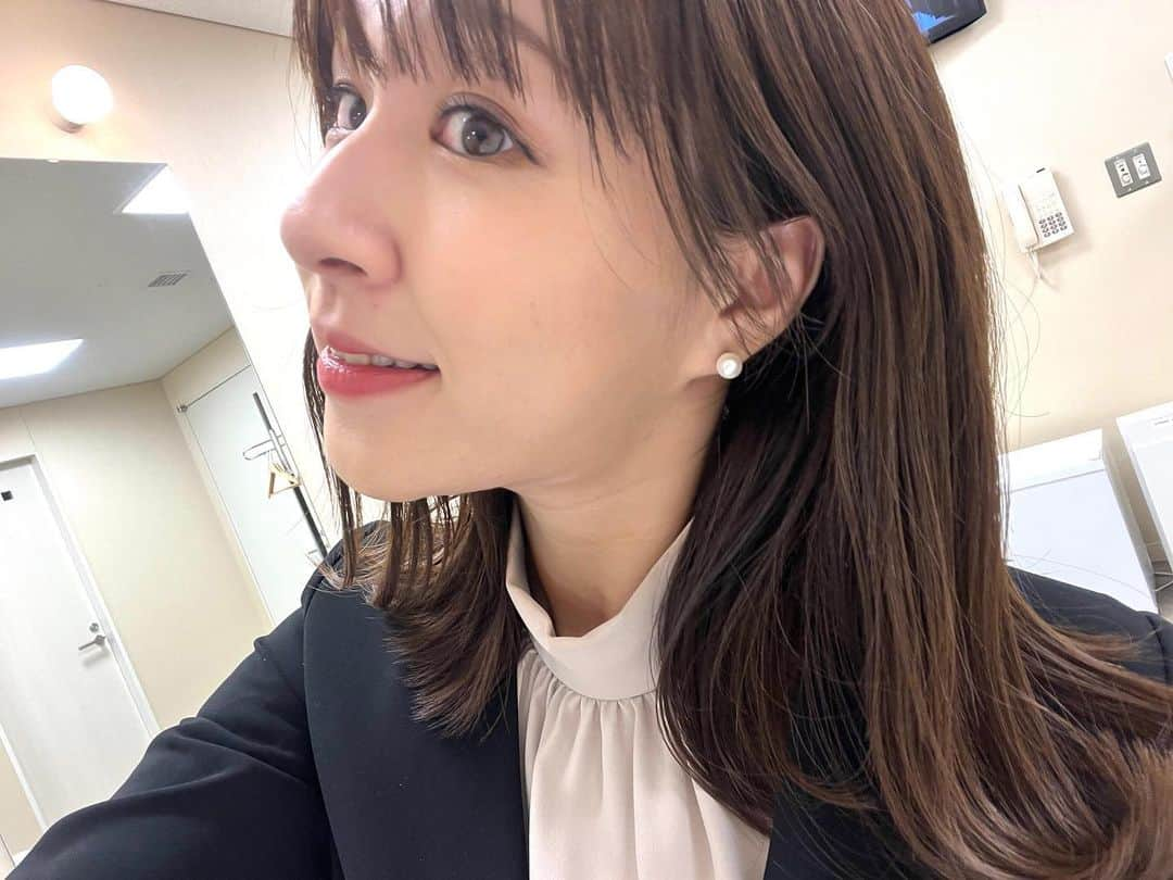 真坂はづきのインスタグラム：「先日グランドオープンした、秋田芸術劇場ミルハス大ホールにて開催された【第４０回秋田県身体障害者福祉大会】の司会を務めました。 ４０回目という節目の大会に携わることができて大変光栄でした。ご来場くださったご来賓や参加者の皆様ありがとうございました。  そして！ミルハス大ホール🙌✨サタナビっ！スペシャルでもミルハスの紹介をしましたが、素晴らしい施設です〜🥰 なんと言っても…マイクで話すと反響が気持ちいいくらいクリアに自分にも会場にも届きます😳！ そしてホールは広い通路やおしゃれな造り！  楽屋は多数あり、照明がキレイなのでメイクしやすいしカメラ映りも◎🥹(加工なし👏) う、う、うれしい…。 公演される皆さんにも、司会者さん達にも、お客様にも喜ばれるだろうな〜🕺 ぜひ多くの皆さんに体感頂きたいです！ またミルハスでお仕事できるように精進してまいります✊  #秋田　#司会 #秋田芸術劇場ミルハス #ミルハス #楽屋 #大ホール」