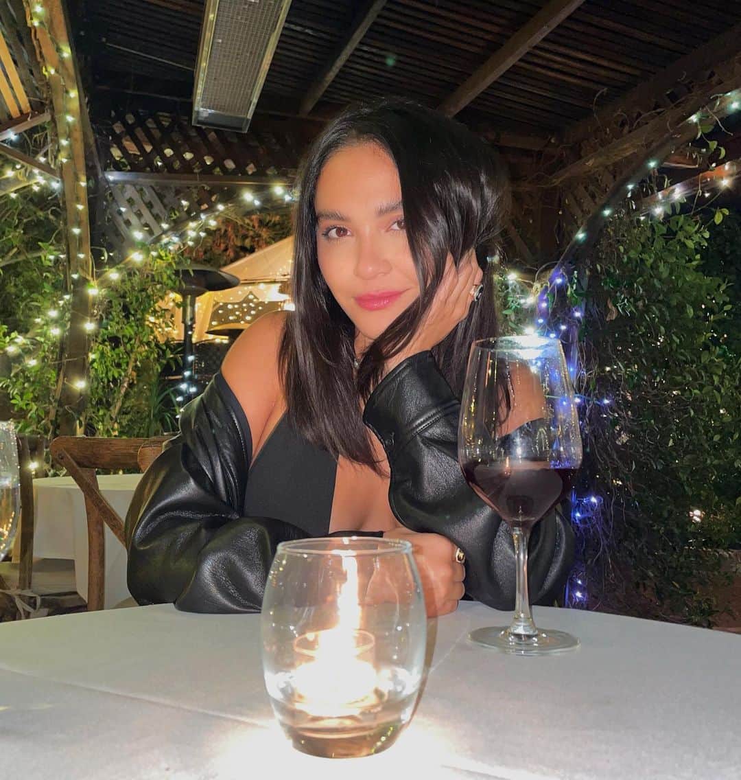 ステラ・ハジェンズのインスタグラム：「wine & dine me」