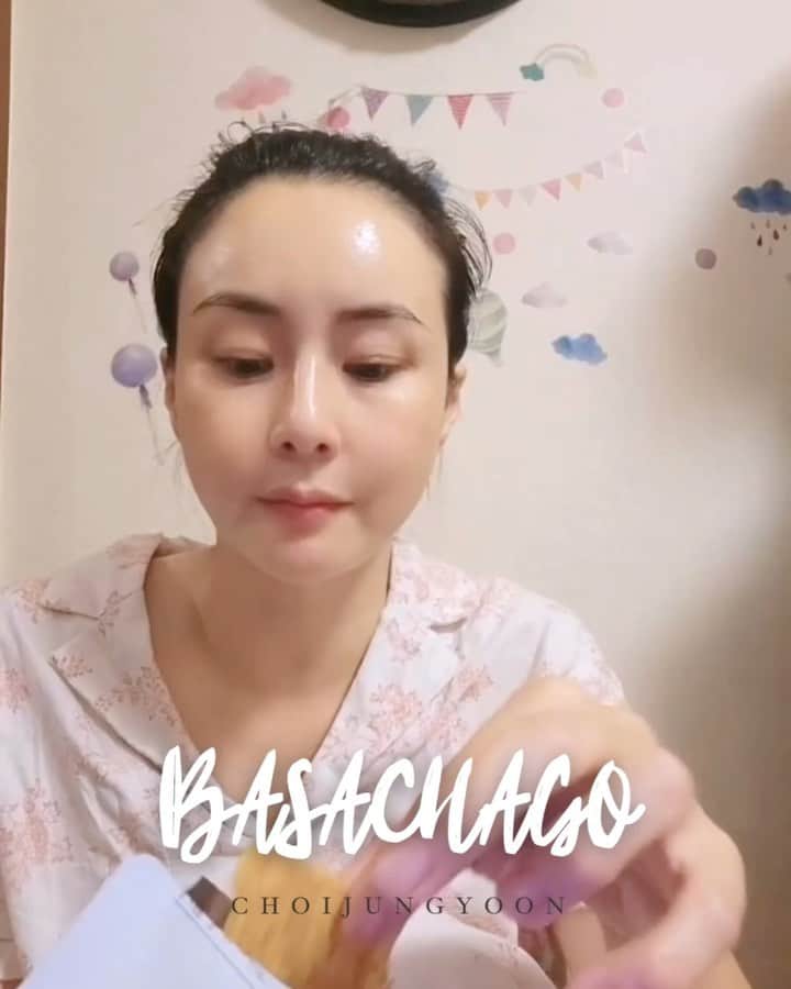 チェ・ジョンユンのインスタグラム：「요즘 저의 최애간식 바삭하고💕 ⠀  어제 밤 지우가 숙제하는데 입이 심심해 한봉지 뜯어 먹고 있으니 자기도 달라며🤣 숙제하가 급 먹방영상을 찍었어요??  맛이 딱 군고구마 맛있게 눌러 붙은 그 맛이 한입한입 먹을 때마다 나서 한봉지 뜯으면 무조건 다 먹게 되네용🍠🍠  🥛우유 한컵과 함께 저녁에 먹으면 공복이 싹 없어져 다이어트 효과도!!  🚨구매는 프로필 링크를 확인해 주세용!!  ⠀ #쌀쌀해지는밤 #영양간식으로함께해요 ⠀」