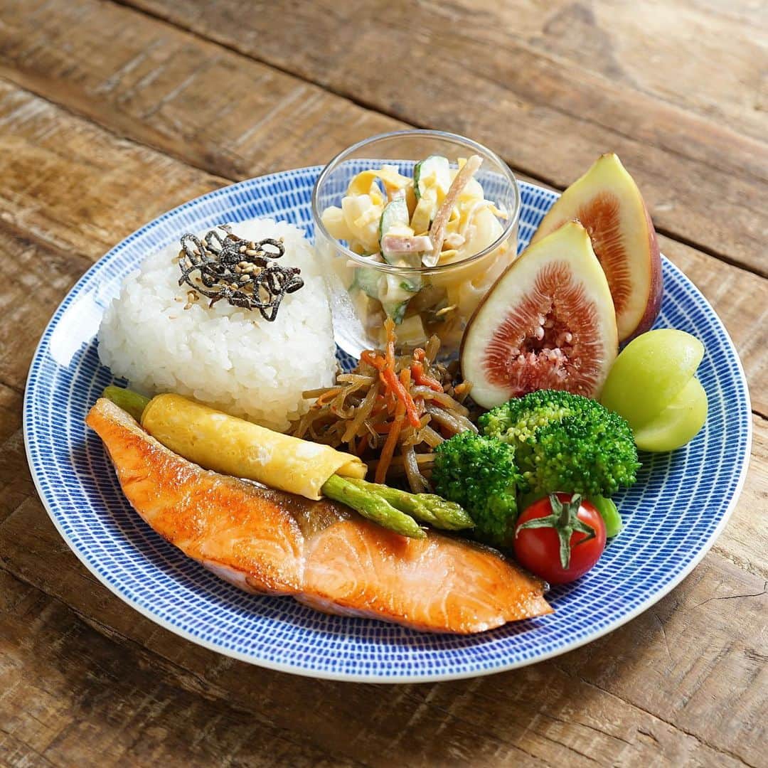のインスタグラム：「🌱2022.10.6（木）☁️ ✽.｡.:*・ﾟ #hiroponのおうちごはん  ⁡ 昨日のお昼ごはんです💦 投稿忘れたので... ⁡ menu📝 ▪︎ おにぎり（塩こんぶ） ▪︎ 焼き鮭 ▪︎ マカロニサラダ ▪︎ きんぴらごぼう← @matsuoka_osouzai ▪︎ アスパラのたまご巻き ▪︎ ブロッコリー ▪︎ フルーツ（イチジク･シャインマスカット） ⁡ ⁡ ⁡ .........The end 🍚🥢 #まつおか #お惣菜のまつおか #おかず #昼ごはん #昼時間 #ランチ #おうちごはん #おうちごはん通信 #おうちごはんLover #くらしメイド #フーディーテーブル #マカロニメイト #デリミア #デリスタグラマー #オリーブノートアンバサダー #おうち時間 #日々の食事 #私のおいしい写真 #ワンプレートごはん #ワンプレートランチ #snapdish #macaroni  #アラビア #locari_kitchen #lin_stagrammer ・」