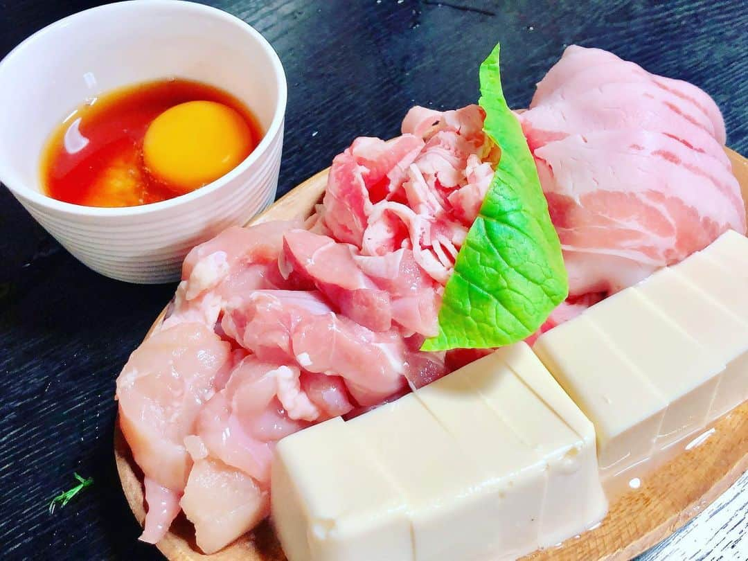 たつをさんのインスタグラム写真 - (たつをInstagram)「とある晩御飯 ・ ほんまに僕の大好きなお店！ 野菜が食べまくれる、めちゃくちゃ健康になるお店、堺東にある『草鍋 えんや』さん。 ・ こんな草でお腹いっぱいなるの？満たされるの？って思うかもやけど、満たされまくりますよ！ ・ とにかくスープが美味しいんですよね！これ家で再現して欲しいくらい。 毎回、今日の野菜説明もあって、その後は、鶏豚牛をすき焼き風に食べる！ 最後は締めに麺。 この時、別の器を用意して、このアクをすするんです。 美味いんだよなー♪ ・ ぜひ食べてみて欲しい♪ ・ ・ 住所：〒590-0944 大阪府堺市堺区櫛屋町東3-1-7 電話：072-227-6544 営業：17:00～24:00（L.O.23:30） 休み：日曜日、第2月曜日、第3月曜日、年末年始 ・ 【ホームページ】 http://gansoenya.com/ ・ ・ #堺東 #大阪 #堺 #グルメ #オススメ #とある #晩御飯 #草鍋 #えんや  #ヘルシー #ダイエット #健康 #名店 #お鍋 #団体 #夜ご飯 #美味しい #肉 #料理 #ラーメン #ディナー #ビール #暮らし #日本酒 #焼酎 #テイクアウト #持ち帰り」10月6日 11時31分 - tatsuwo31