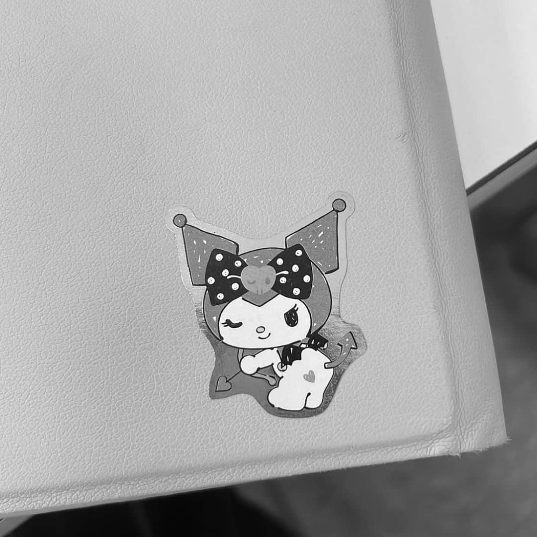 安村真奈のインスタグラム：「友達がくれたシールiPadに貼った💜」