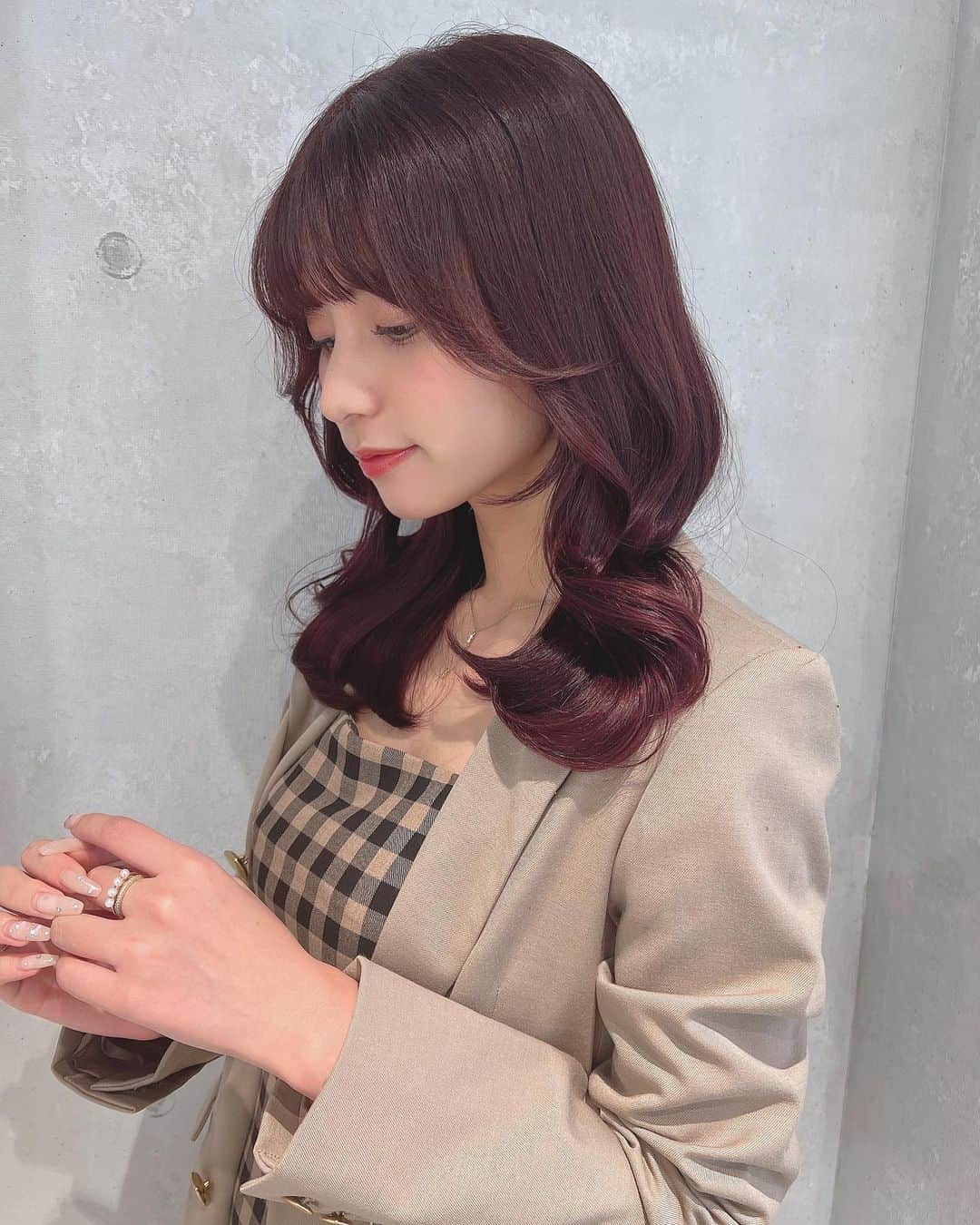 本田夕歩のインスタグラム：「大天才れいなさんにカラーと顔周りのカットしてもらいました♡♡  本当にれいなさん(@05rei.__.na )のカラーが大好きすぎるᐡඉ́  ̯ ඉ̀ᐡ ブリーチなしのピンクにしてもらったよ💗  #ヘアサロン #ピンクカラー #ピンクヘアー #くびれヘア #くびれ巻き #韓国ヘア」
