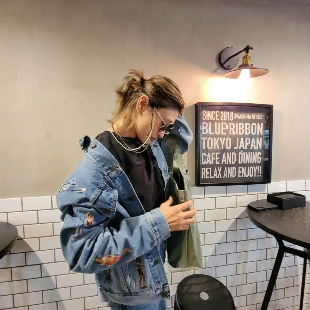 山田優さんのインスタグラム写真 - (山田優Instagram)「#ootd  #ゆうのしふく  #yusoutfit  #outfit   今日は寒かった！ こないだまでと温度差ありすぎて もう体がついていきません‼️w  ずっと着ている ストレンジャー・シングスの上下♡ @levis  @unused_inc のロンティー これもずっと着ててお気に入り 手放しどきが分かりません。w  @the_weekend_hotel のでかPVCバック 大きくてなんでも入っちゃうから 気づけば持っちゃうやーつ。 カーキの色が絶妙でおしゃんてぃー♡  @prada のサイドゴアブーツはどんな服にもばっちし合っちゃう子で決めて♡♡♡  @chanelofficial のチェーンが付いたサングラスはアクセしてなくてもチェーンがお洒落に仕上げてくれるの‼️  そんな私服でした♡♡♡♡♡  最後に弟を添えて。w @shintaro.y」10月6日 21時36分 - yu_yamada_