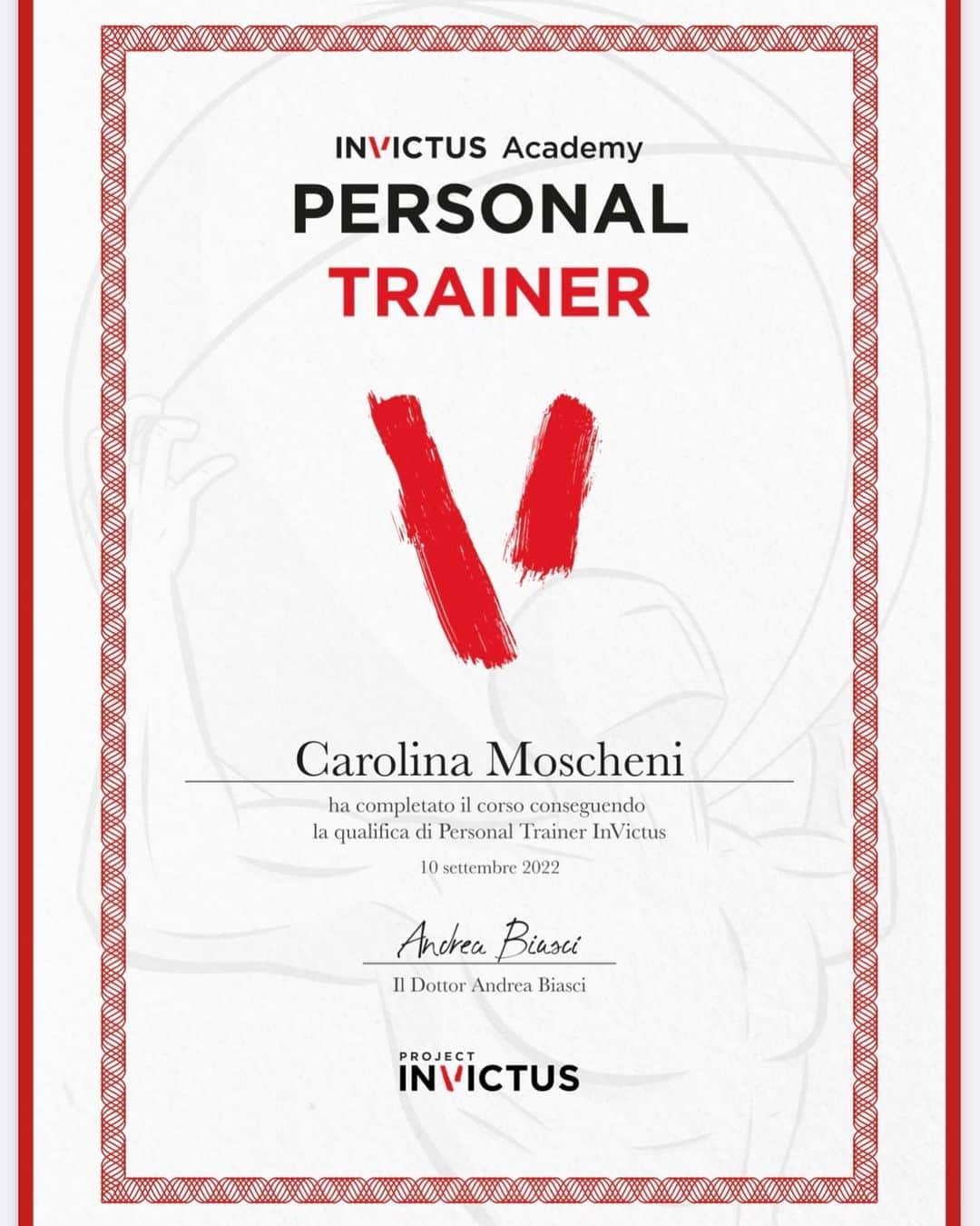 カロリーナ・モスケーニのインスタグラム：「Another one in the books! I’ve been training all my life trying to find the best way to get the best results,the healthiest nutrition and technique I could in order to achieve my dreams. This routine became my lifestyle and I am now more than happy to be able to share my studies and knowledge with you!  Thank you @project_invictus and @andrea_biasci for this amazing Academy! Never stop learning 💪🏻 Officially Personal Trainer ✨」