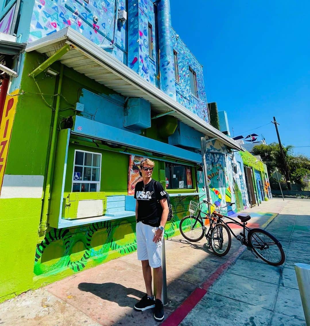 マイケル富岡のインスタグラム：「venice×art♡beach×art #california #losangeles #venicebeach #usa #beach #love #art #nature #マイケル富岡 #タレント #俳優 #撮影 #surfershouse #beachhouse #隠れ家 #generalamericanhome #海 #ビーチ #大自然 #癒し #ロス #ベニスビーチ #芸術 #アート #lalife #lastyle #usatv」