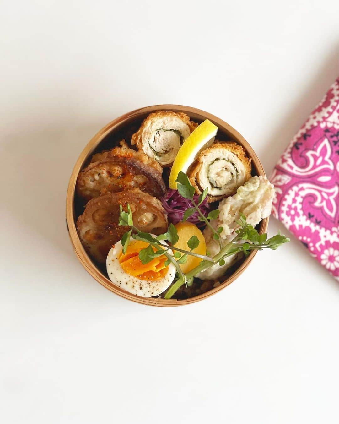 神崎恵さんのインスタグラム写真 - (神崎恵Instagram)「・ こんな時間ですが。 今日のお弁当の投稿を。 ささみ大葉チーズのくるくる揚げ。 れんこんのはさみ焼き。 磯辺揚げ。 ちらりと見える黄色いものは、 うわさの🍠。  海老に下味を漬け込みました。 明日の朝は焼くだけ🍤🍤  今日も一日お疲れ様でした😌  #お弁当 #meggben #恵弁」10月6日 22時03分 - megumi_kanzaki