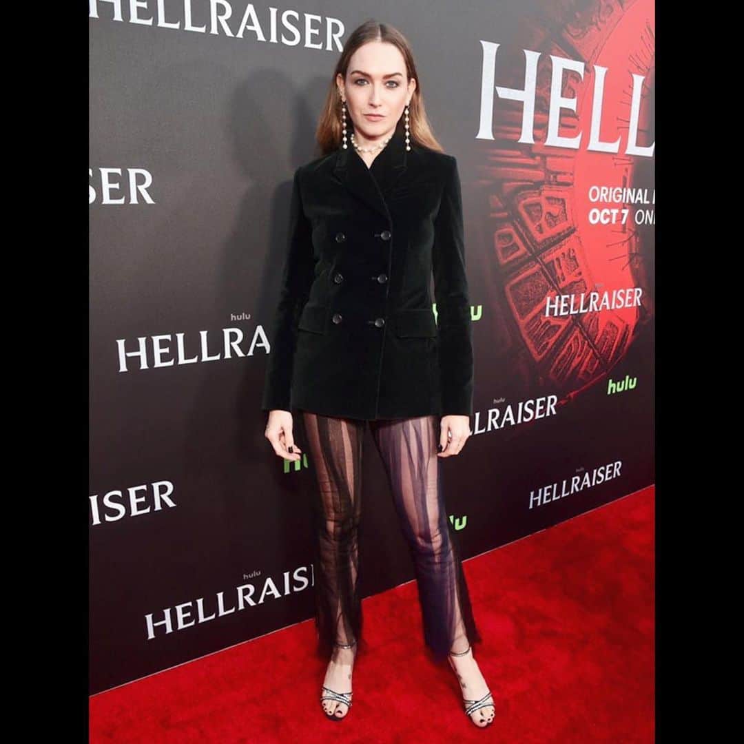 ジェイミー・クレイトンのインスタグラム：「⛓Thank you @beyondfest⛓ #Hellraiser on @hulu  Styling: @andrewgelwicks  Look: @christopherkane  Pearls: @presley.oldham」