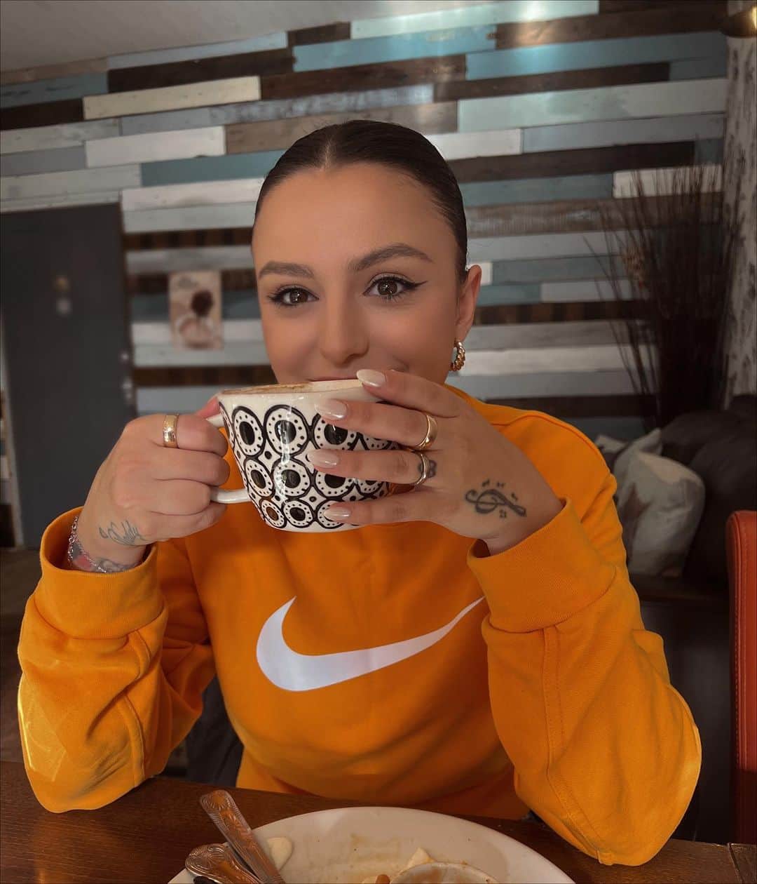 シェール・ロイドのインスタグラム：「☕️ 🍳 = 😃」