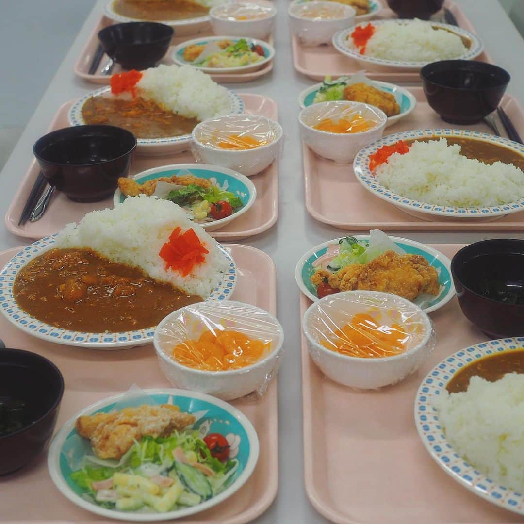 シンプルご飯が好き。のインスタグラム：「⛰⛰⛰  チョモランマカレー。 ギリギリの位置の福神漬けがクライミング中の誰かに見えて1人ツボに入っていました。  皿の限界を感じてそんなに高くできなかったから、次からは高尾山カレーとか富士山カレーに改名しよかとちょっと思ったりも。 2枚目は上から見ると普通のカレーでした。 高いね！高いね！とか言って写真撮ってたのに上から見るとなんてことない写真だった🤳  〈本日の寮飯〉 チョモランマポークカレー(ご飯450グラム) 米粉で鶏胸肉の山賊焼 マカロニサラダとか わかめと豆腐の味噌汁 みかん缶  『何故山に登るの？』 「そこに山があるからさ。」 みたいなよくある感じでいくと  「何故ご飯を高く盛るの？」 『それは彼らの限界を知りたいからよ。』 てな事で最終形はエベレストカレーかな。 いや、チョモランマ同じ意味になるのか。笑  (やめて欲しい子はホワイトボードへ💁‍♀️) #誰も書いてくれんけどな」