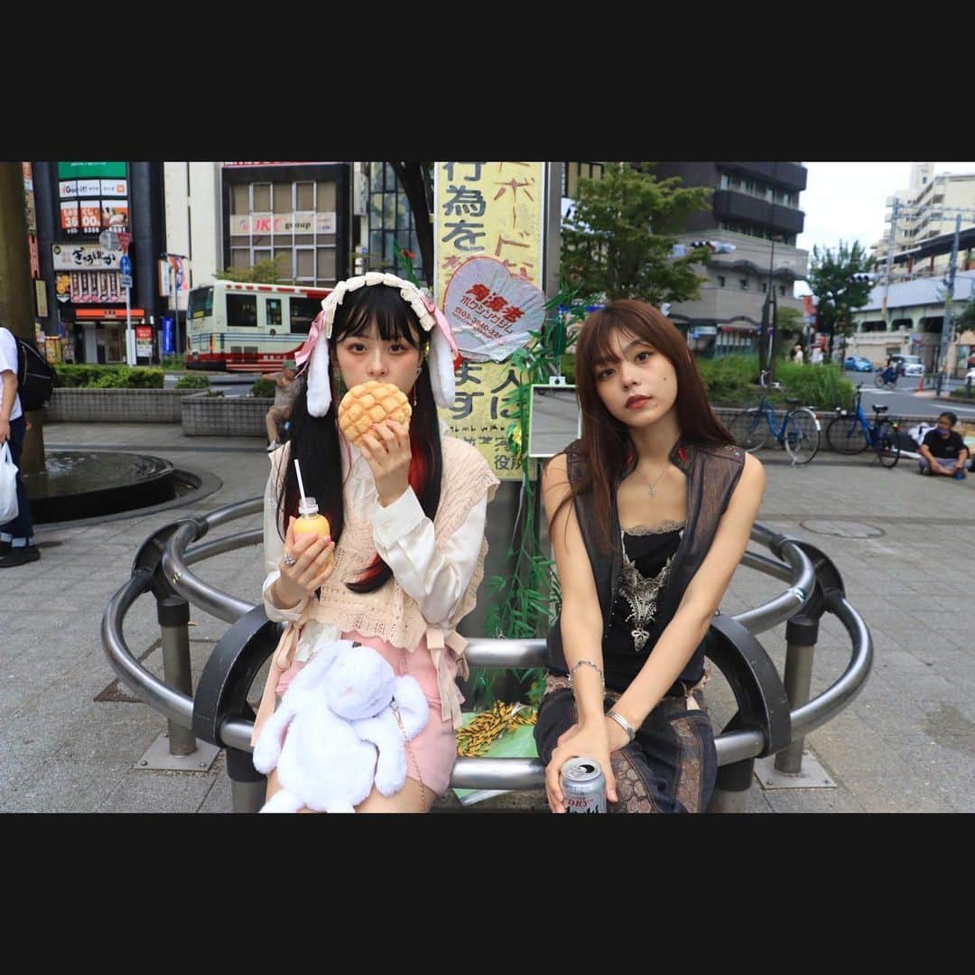 川田明日未のインスタグラム：「妹と作品撮り。  イメージが、不良少女だったので 悪めの感じですが、、、  普段はタバコ全く吸わないです。。笑  #高円寺 #古着 #作品撮り #下妻物語」