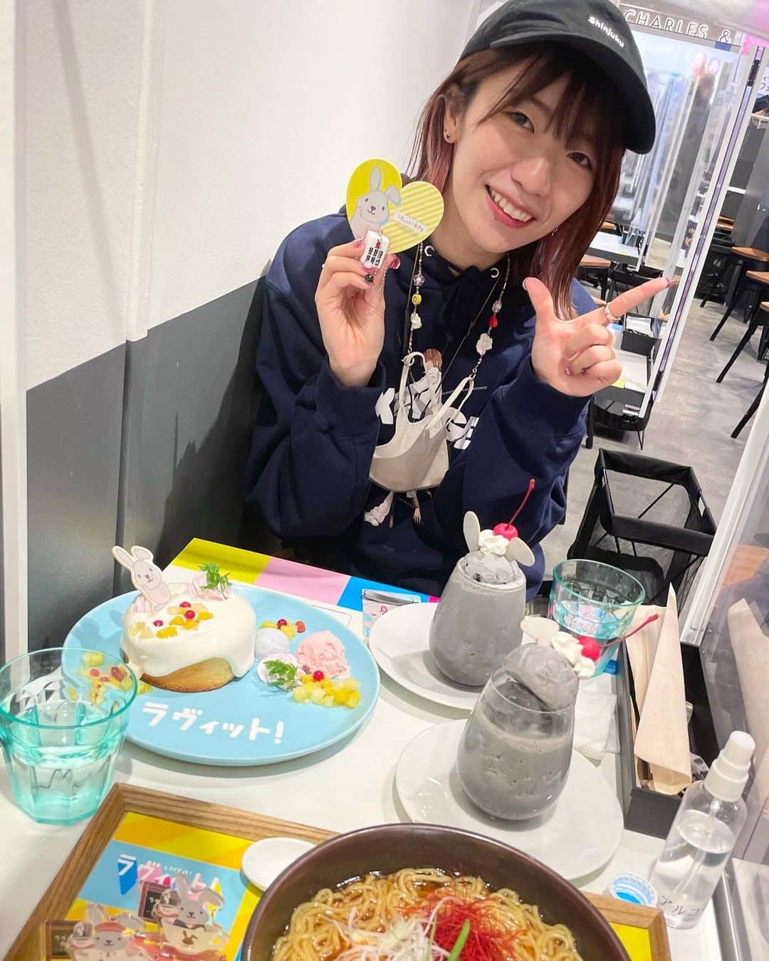 ぱいぱいでか美のインスタグラム：「Love it 👆🏻🪞 . ラヴィットカフェにぼぼと行きました〜🐇 ラッピーの黒ごまシェイク美味しかった！ どんどん見るも無惨な姿になっていくラッピー…… フォトスポットやグッズもいっぱいあって たのしんじょーでした💖 ラヴィット！らぶりんです💘 . #ラヴィット #ラヴィットカフェ #ラッピー #ぴょーんラッピーです #もしラヴィットカフェに来たとしたら #でか美ちゃん #しばたありぼぼ」