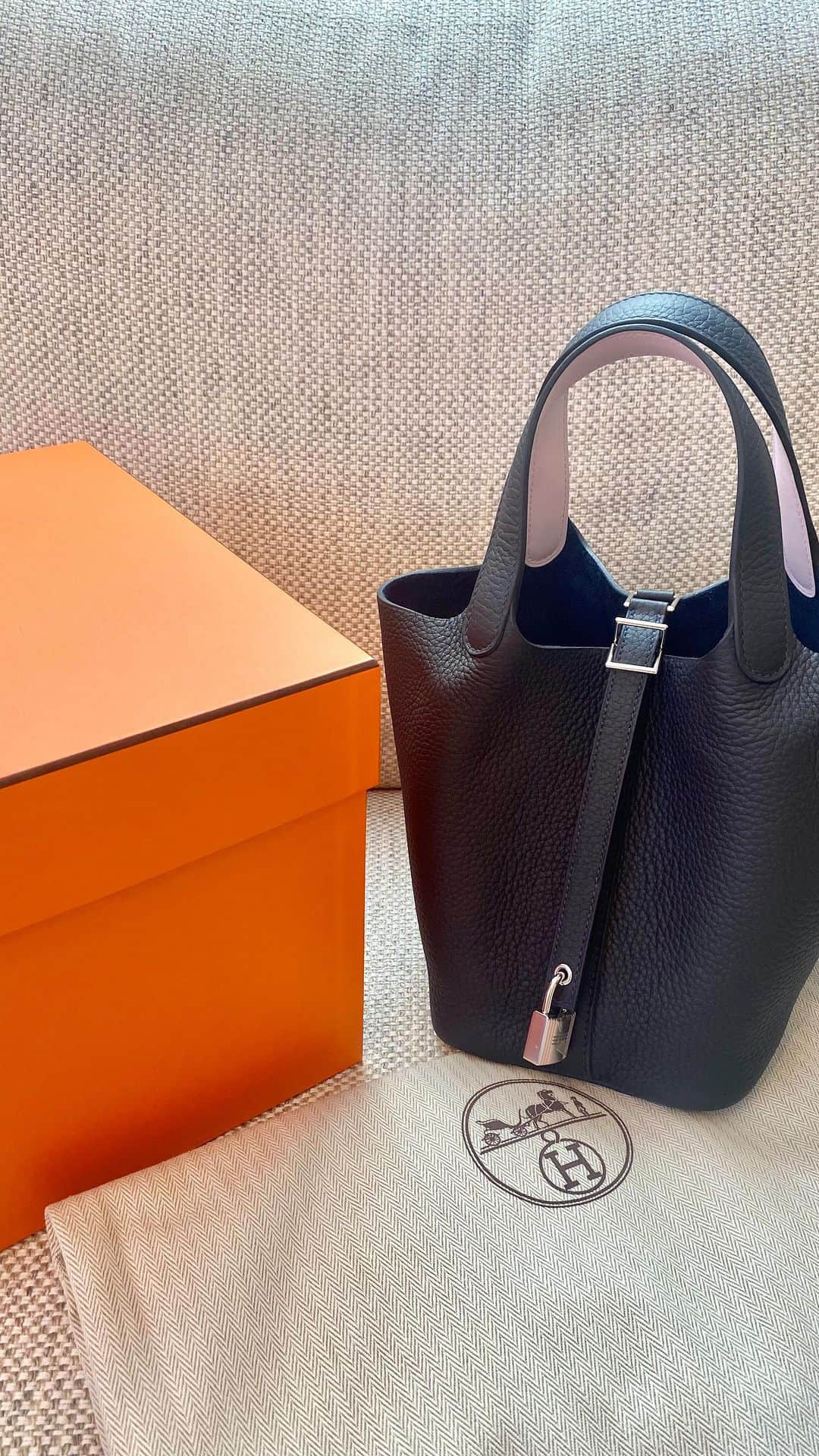 のインスタグラム：「@hermes  new🫶　 #ピコタンロック　🗝  A/Wの　#CABAN が可愛いから 前から欲しい欲しい🥹💗と つぶやいていたのでww 願いが叶って嬉しい😆💕  バイカラーでピンクとの組み合わせも めちゃくちゃ可愛かった🥲💕  バーキンのCABANも 絶対可愛いんだろーな🤤💕  #love #happy #hermes #エルメス #エルメスバッグ  #エルメス好きな人と繋がりたい  #ピコタン」