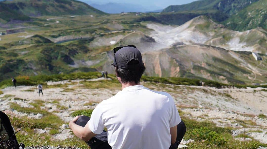 鈴木リカルドのインスタグラム：「山で食う飯は美味い。  山で吸う空気、 山で目に入る景色、 山で炙るイカの乾物、 山で呑む酒、 山で観る星、 山で友人との語り合い、  どれも最高なんだよね😊  よーし決めた。。。  📸@h____m____r」