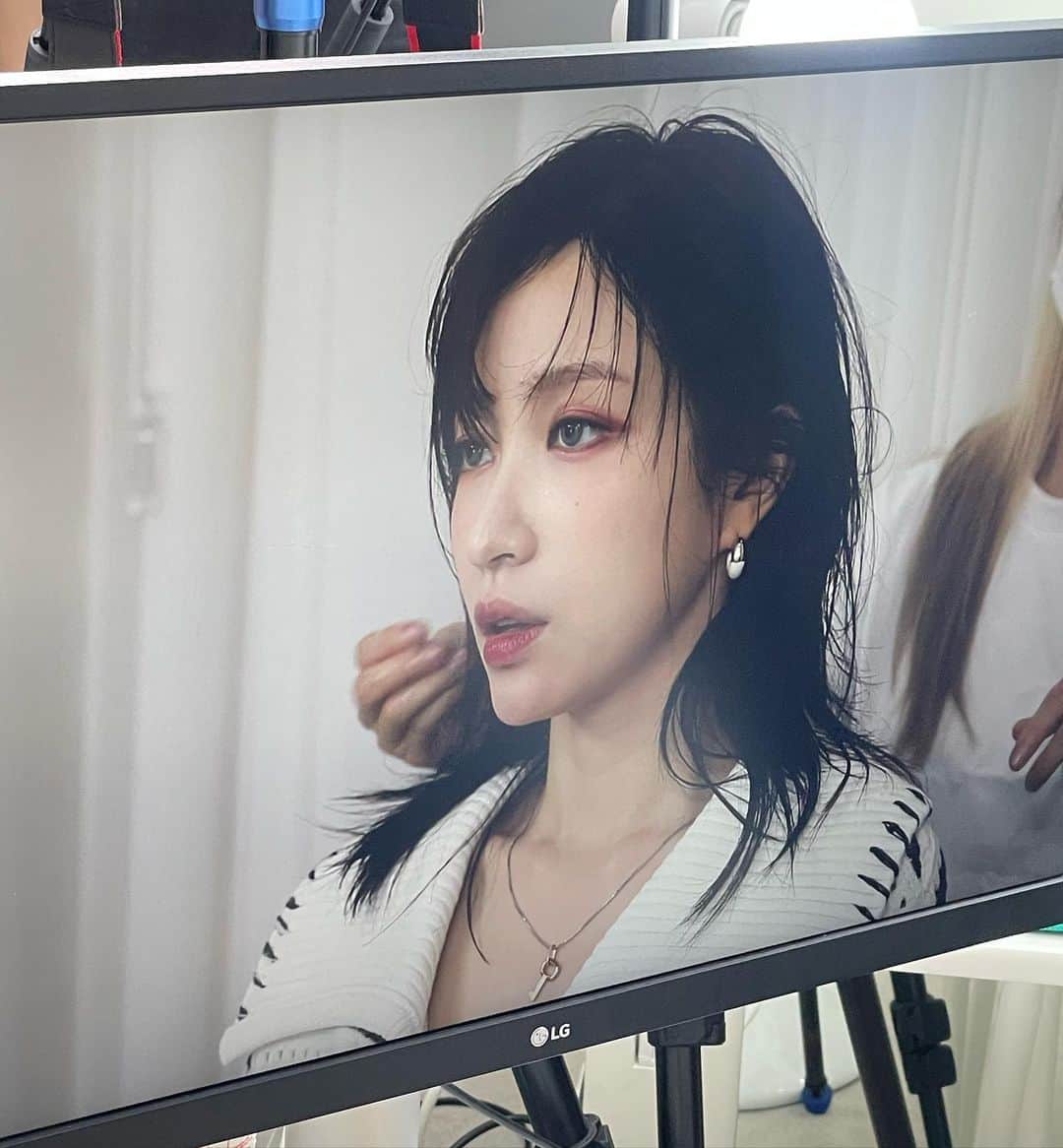 ハニのインスタグラム：「좋은 사람을 만날 수 있는 기회가 많다는 것 이 직업의 최고 장점 중 하나🌻💚 @leojmakeup」