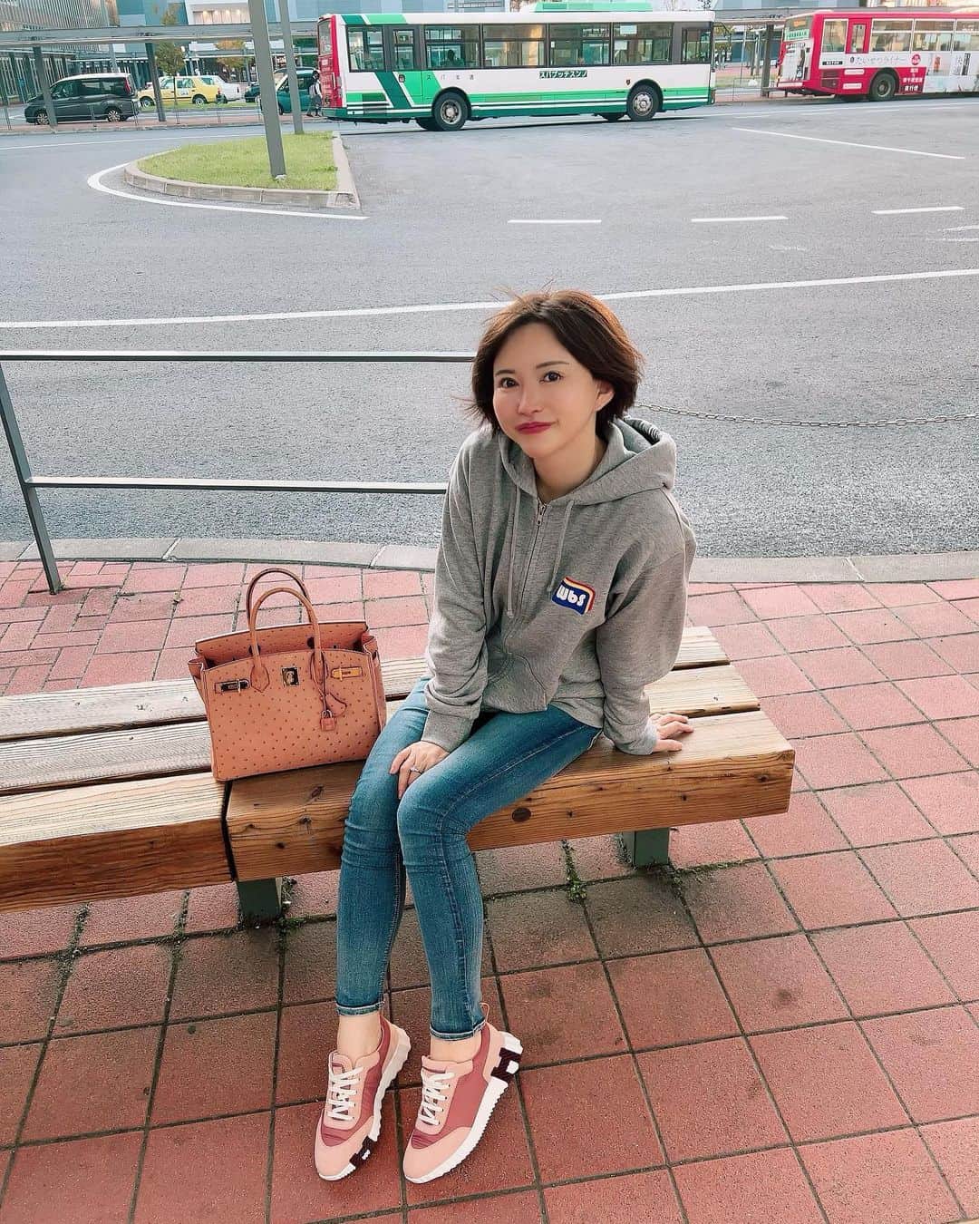 里美ゆりあのインスタグラム：「もう秋だね、皆さま風邪引きにはお気を付けてお過ごしください^ ^  #季節の変わり目 #秋 #カジュアルコーデ #ノーメイク #休日」