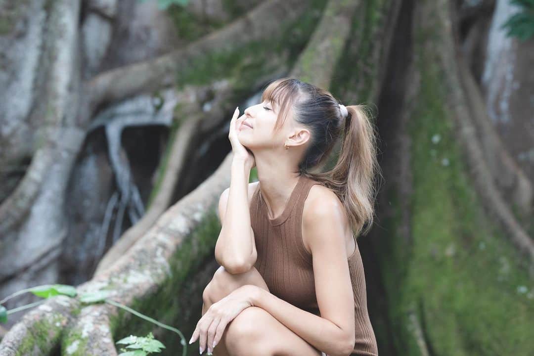 のインスタグラム：「スキンケアインスタライブします♡ 10月8日9:00am〜　（日本時間） 今回はね、スキンケアライブだよ みんなでスキンケアしようっ  hinaleaのスキンケアをオーダーしてくれた人手ぇあげて🙋🏽🤍 普段わたしがどんなふうにhinaleaのスキンケアを使っているかの実践やこだわりなどなどお話しします♡  hinaleaのスキンケアを持っていない人もお手持ちのスキンケアでみんなでツルピカお肌になろう😍  と言ってもわたし、スキンケア自体はなんのテクニックもなくただ塗るだけなのですがね🤪  何を塗るか、にこだわりがあります☺️  どよーびの朝♡ みんな遊びに来てね〜🥳🥳  あ、hinaleaとは、世界基準であるコスモス認証を取得しているオーガニックコスメブランドだよよよよよ  #hinalea @amara__official」