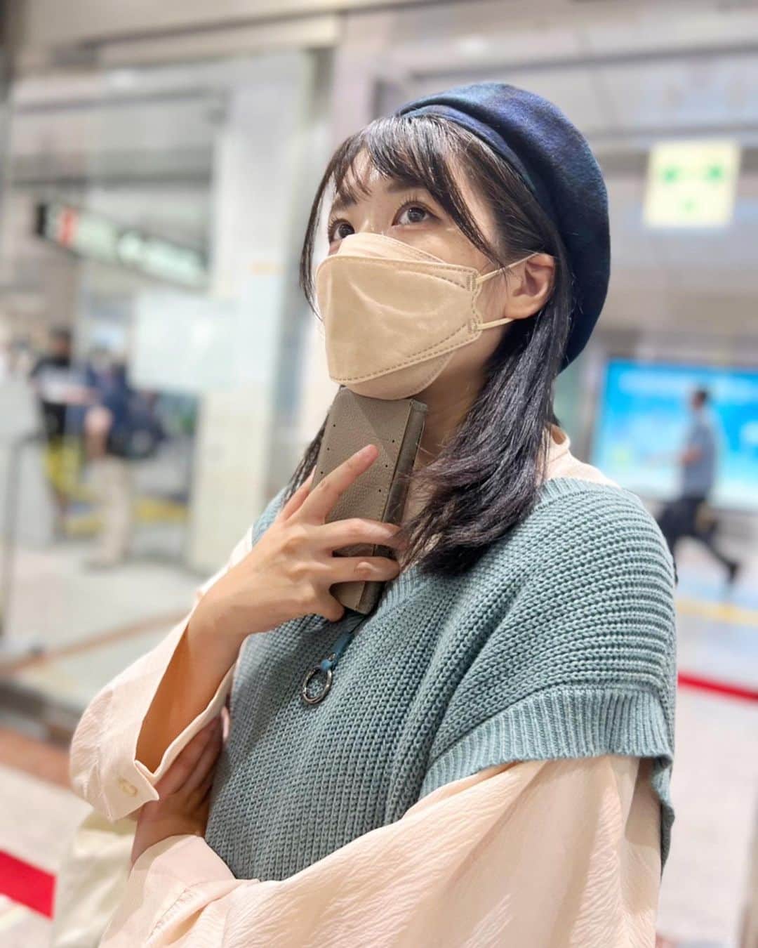 加藤一華のインスタグラム：「. 🚅🚅🚅  隠し撮りされてたやつ🤫 @kinjo_narumi   急に寒いから風邪ひかないように 気をつけてこうね〜🥲🍃  #私服載せるハッシュタグ募集中 #ootd」