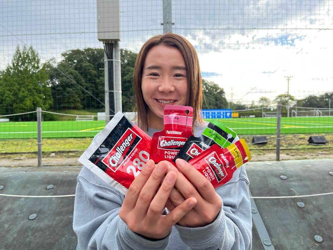 松本真未子のインスタグラム：「. . GKはめちゃくちゃ頭を使うポジションということもあり、90分集中するために糖質はとっても大切❤️‍🔥✨  そんな私はチャレンジャーに助けられてます！！！ ゆっくり吸収してくれるので、 胃腸も優しい商品になってます。  気になる方は是非チェックしてみてください🙋‍♀️🙋‍♀️🙋‍♀️  https://powerbar.shop-pro.jp/?mode=cate&cbid=2265317&csid=0  @jirotakikawa  @powersportsjp @d.daisuke.d」
