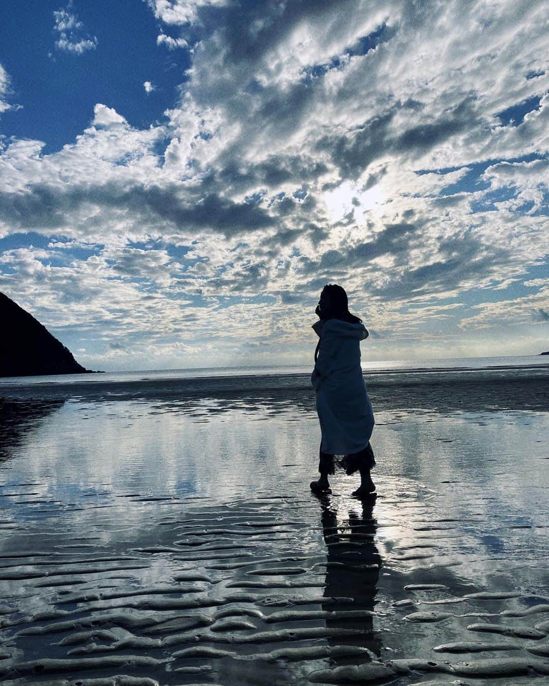 吉岡里帆さんのインスタグラム写真 - (吉岡里帆Instagram)「写真集で今年初、海に入りました。 すごい綺麗な海だった…  限定版の受付は後1週間を切りました！  #離島  #wアニバーサリー #写真集　#限定版」10月6日 16時52分 - riho_yoshioka