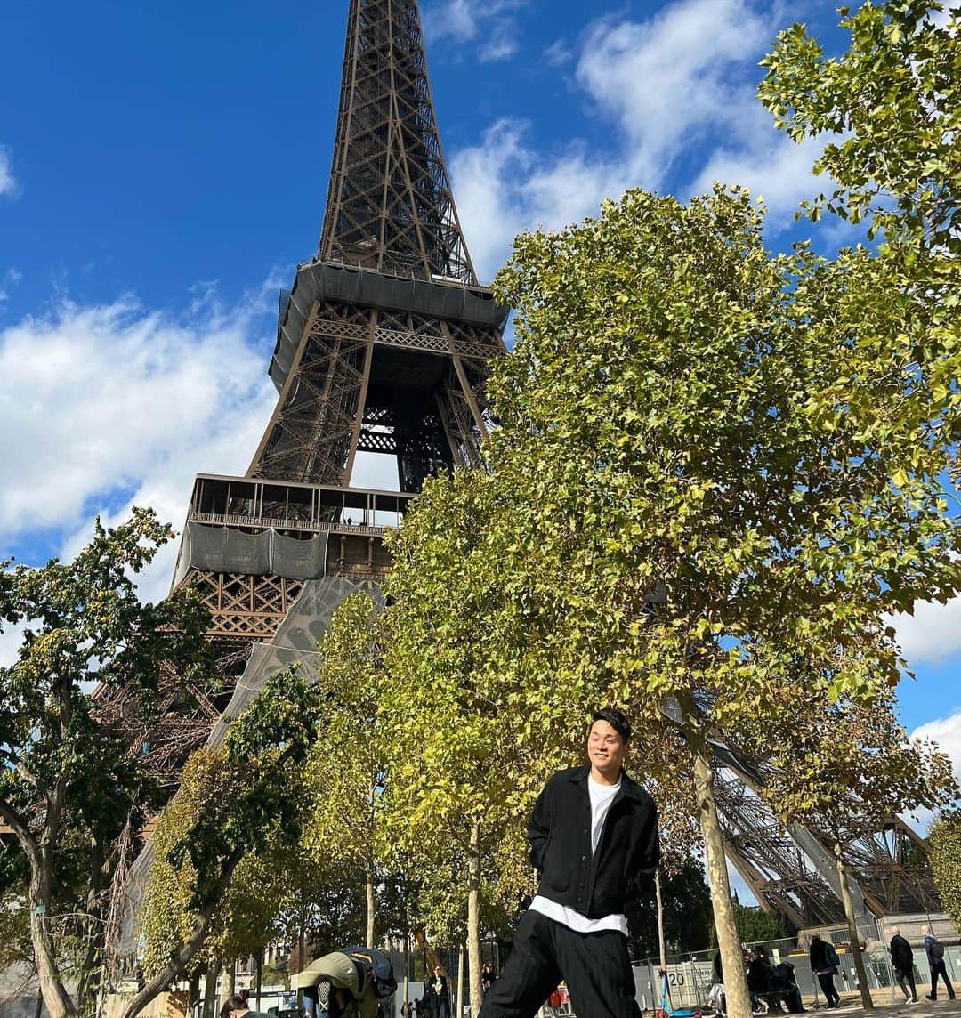 広海・深海さんのインスタグラム写真 - (広海・深海Instagram)「最高の天気に恵まれた 最高パリ出張でした。 ウィメンズパリコレはすごい盛り上がり、もう完全にコロナ前の賑わいだったそうです😋  皆様お疲れ様でした❤️  #おっぱり #paris  #parisfashionweek」10月6日 16時59分 - twins_tokyo