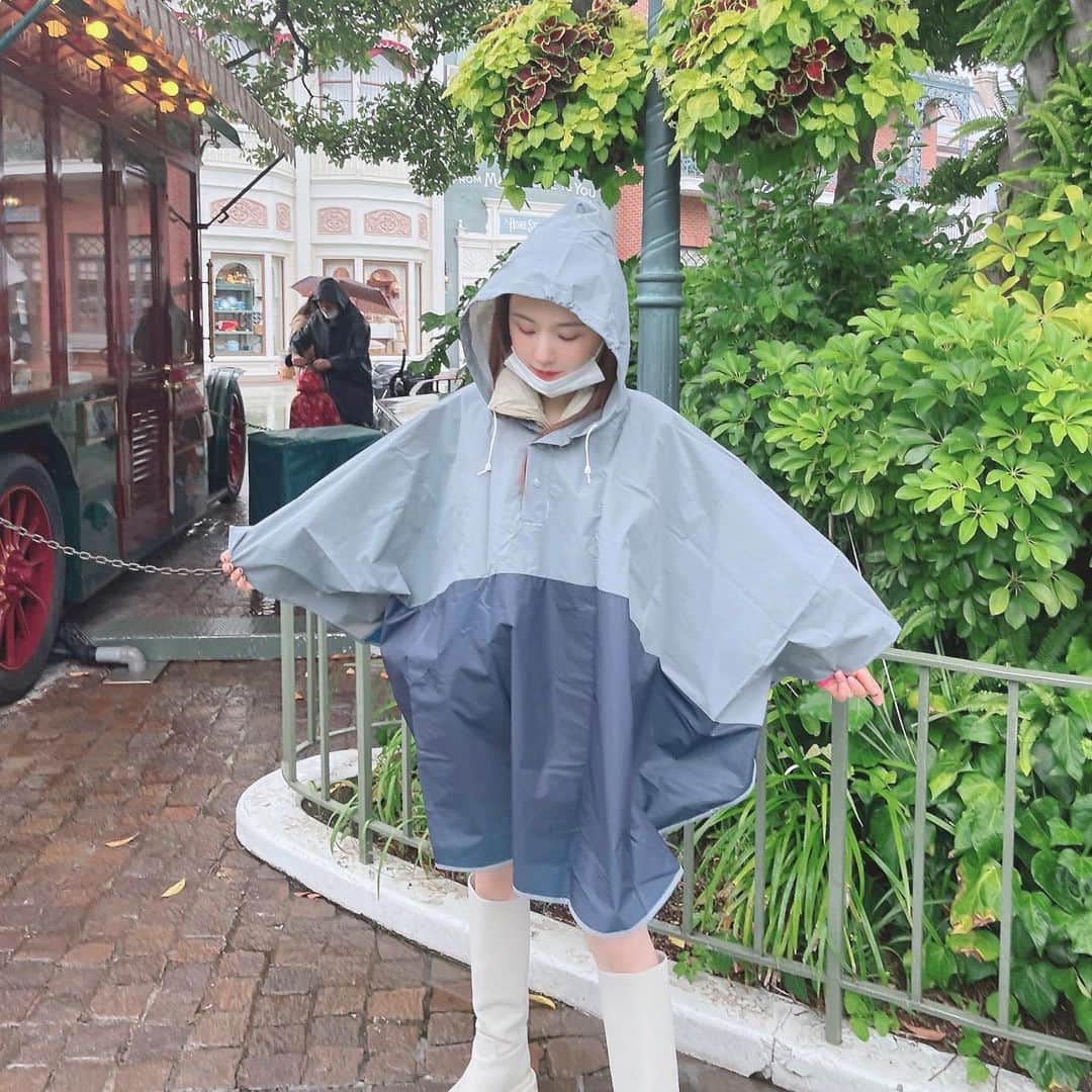 ひよんのインスタグラム：「👢💓  昨日履いてたブーツは @milaowen_official のレインブーツとしてもはけるものだよ🫶 厚底で中にインソールも入れれるくらい ゆったりしてるから更に脚も盛れる❤️  去年買ったものだよ🥺！ 今年のではないの🫣🫣  ちなみにレインコートはダイソーだって💛 オンマが買ってきてくれたもので、 意外と可愛かった☺️笑  #ひよん #ひよん服 #milaowen」