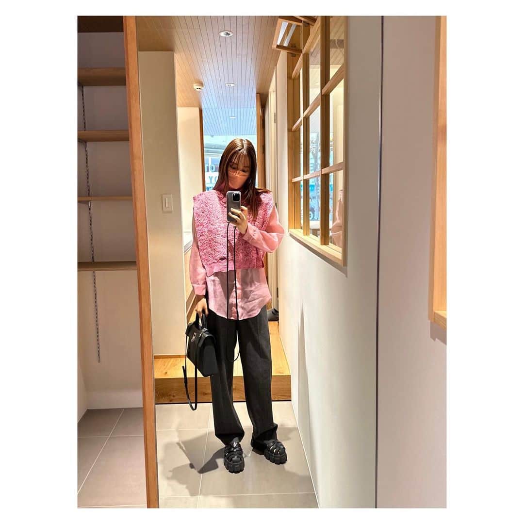 林みなほのインスタグラム：「リノベーションショールーム MYRENO OSAKA  今月8日にオープンする、 マイリノオオサカのショールーム@大阪のプレオープン内覧会にご招待頂き、お邪魔してきました🚅  (父は一級建築士、兄が構造建築士で、自分は何者でもないのだが😇笑笑昔から新聞に挟まった間取りのチラシを見たり、今でも家や家具を見たり、内見するのも大好き)  中でも、 ユナイテッドアローズ社とコラボした「RE:Apartment UNITED ARROWS LTD.」の常設展示は、胸熱でした😍  家具から内装まで ユナイテッドアローズ社がプロデュースしてスタイルのある空間で快適な暮らしを提案してくれる、夢のような憧れ住まい🫶  あー店舗内装みたいにオシャレ空間に住みたいなーを、リアルな住まいに落とし込んでくれるって最高じゃないか。 もちろん決して安くはないけれど、新築マンション購入にあてるお金を中古物件を取得して、リノベに回すってありよりのありだな。その方が最高に自分好みにカスタマイズできるんだなと、改めて。  現物を見ずに買う、新築マンション購入🥺もすでに経験済みだが、次は中古マンションリノベをしてみたい！  ライフスタイルが変わってきて、 家を買う年齢も、 そこに住まう理由も、 家族構成も多種多様となっている今の時代だからこそ、 住まいのニーズもそれぞれ異なってくる。  欧米スタイルで、それぞれに個性出す時代が日本にもやってきたのかな🫶  妄想膨らむ最高の数時間大阪滞在でした😘✨  大阪にいる方、行かれる方は、 是非マイリノオオサカ見て知見を深めてほしいし、 リアルにフルリノベを検討されてる方もGOです✨✨  ホームメーカーによっては、 一般市販商品で限られた色やデザインやサイズしか選べず、理想の追求ができない場合もある。感覚が合う担当の人がいるかどうかも大事なポイントですよね。  @myreno_gb  内装好き、家好きの人は是非フォローしてチェックしてみてください😘🫶  #リノベ#マイリノ#マイリノオオサカ#ショールーム」