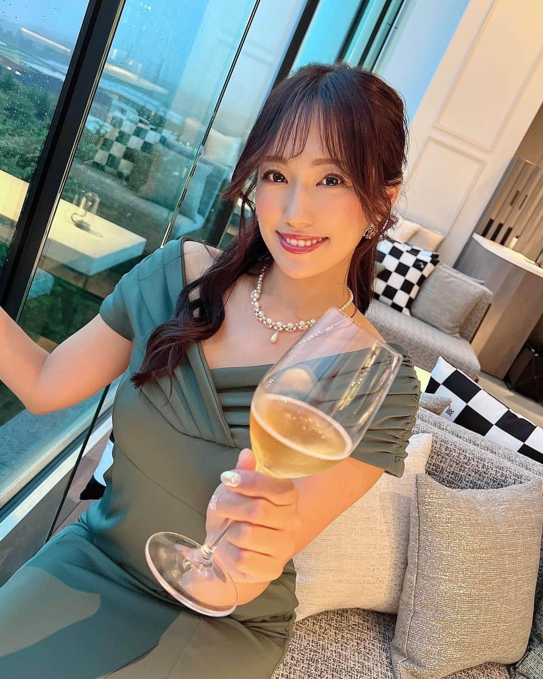 のインスタグラム：「昨日はドレスアップして、 とあるレセプションパーティへ…🥂 𓈒𓂂𓏸 明日開業の施設なのでまた明日集合写真などなど アップします☺️🏨📸  ちなみに私はお酒が極めて弱いので 手に持っているのはノンアルコールです🥂笑  #party #dress #dressup #green #reception #パーティー #パーティードレス #snidel #オケージョン #ノンアルコールシャンパン #elegant #Gorgeous #ドレス」