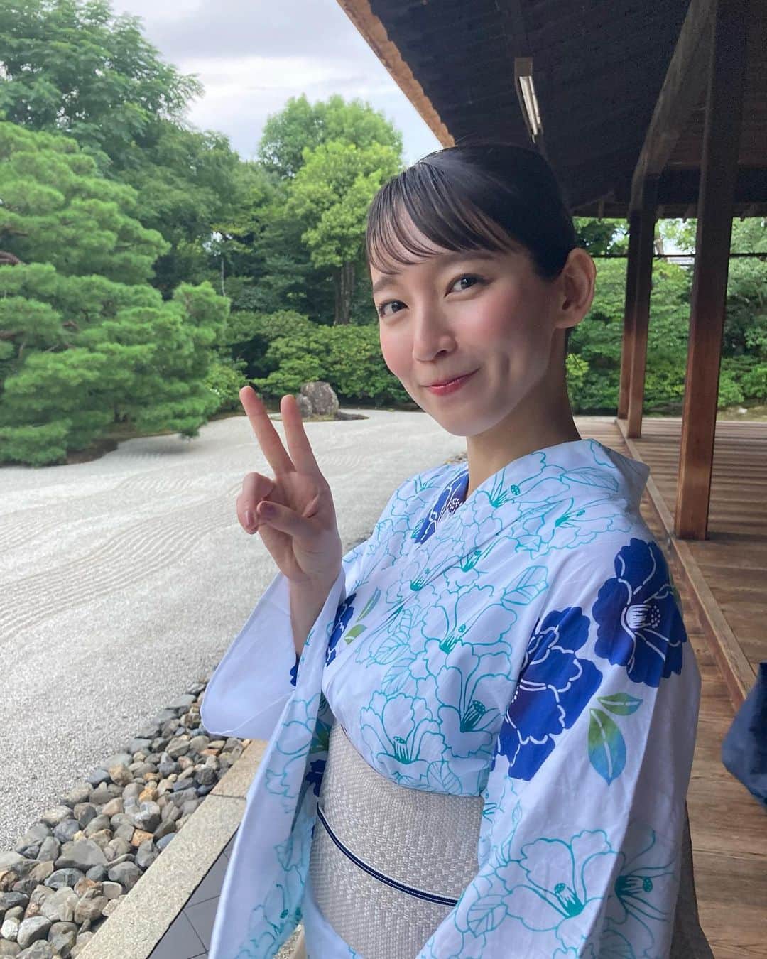 吉岡里帆（マネージャー）さんのインスタグラム写真 - (吉岡里帆（マネージャー）Instagram)「お久しぶりの投稿失礼します🫡  先日写真集のロケで京都に行ってきまして、あのお寺で浴衣を着て撮影もさせていただきました！きゃわ〜🥹🫶  京都ロケでは、他にもボートに乗ったり、ランチしたり、地元でリラックスして過ごす吉岡さんが盛りだくさん🌳 こちらの写真たちは完全受注生産のスペシャルBOX版のみ収録なので（！）ご興味のある方はぜひご予約ご検討ください🫡🫡🫡  写真集特装版のご予約は【10/13 23:59まで】⏰  #いつかの吉岡さん #吉岡里帆写真集」10月6日 18時03分 - rihoyoshioka_mg
