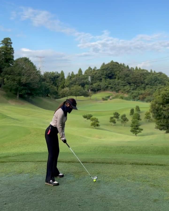 のインスタグラム：「. スイング動画🏌️‍♀️💙 . ①ショートホールの7i 打ち下ろしって気持ちよくてすき☺️✨ . ②5w ウッドは良い時と悪い時の波が激しいの🥹 これはまあまあ良いね✌🏻！ . パットの動画もあったけど、外しちゃったからボツにした🤣 なかなかライン読むのが上手くならないんだよねぇ。。⛳️ . . #ゴルフ女子#ゴルフ#ゴルフウェア#ゴルフコーデ#ゴルフスイング#ゴルフスイング動画#スイング動画#golf#golfswing#golflife#golfstagram#golfaddict#golfcourse#golfclub#golfpro#golfday#swing」