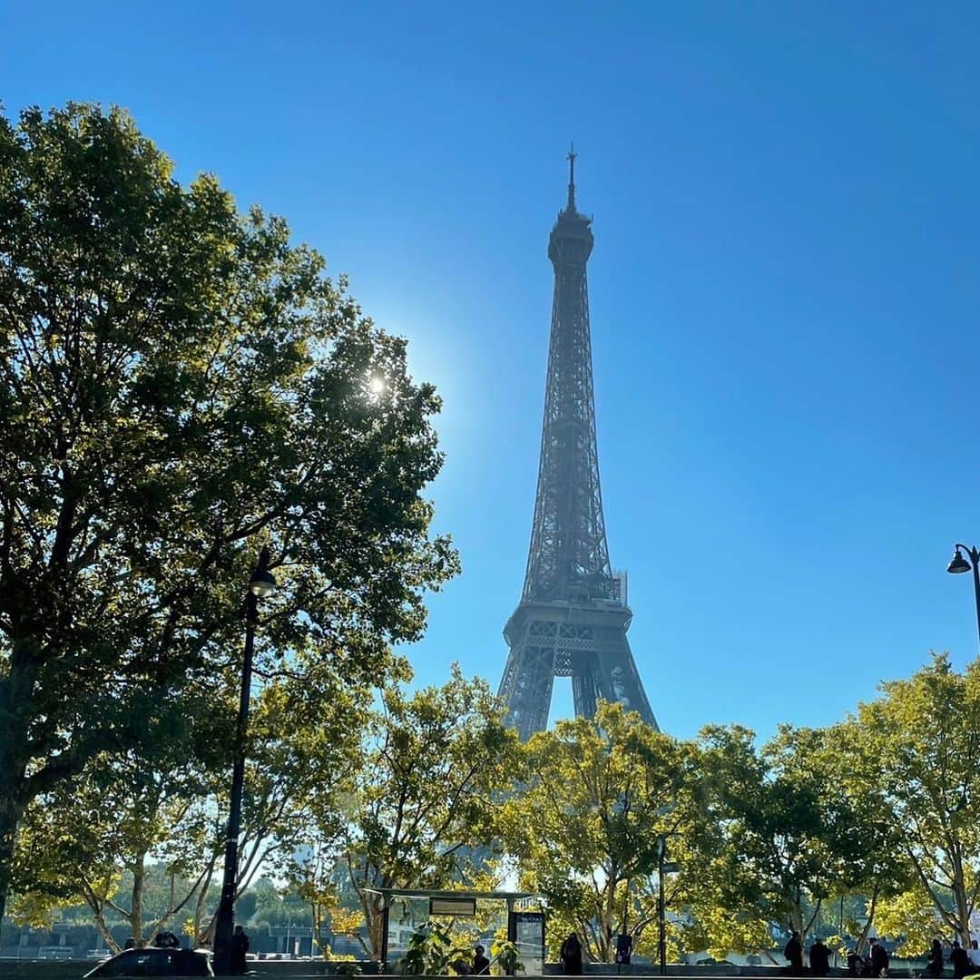 大野いとのインスタグラム：「パリに行ってきました🇫🇷 中学生の時、エッフェル塔のポストカードを部屋に飾っていたので、目の前で美しく輝いている姿に思わずため息が出ました😌♡素敵な時間の詳細は、また載せたいと思います。✨ #paris」