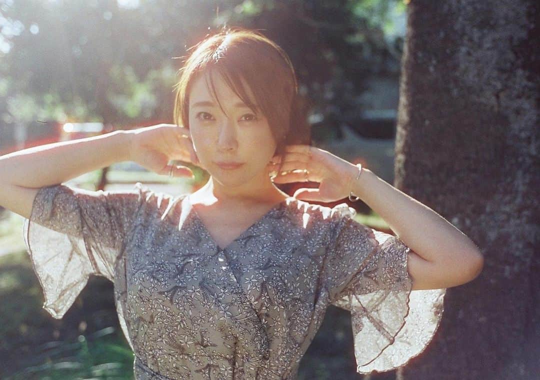 羽生アリサのインスタグラム：「今フィルム業界が危機みたいで、存続の為に働きかけている方もいらっしゃるみたいです🥲 私はカメラは詳しくないのだけど、撮られる側としてフィルムの良さも感じているし、無くならないでほしいです。  あったかい写真📸🌱  @wagnus  2022.09.25  #フィルムカメラ  #フィルム写真」