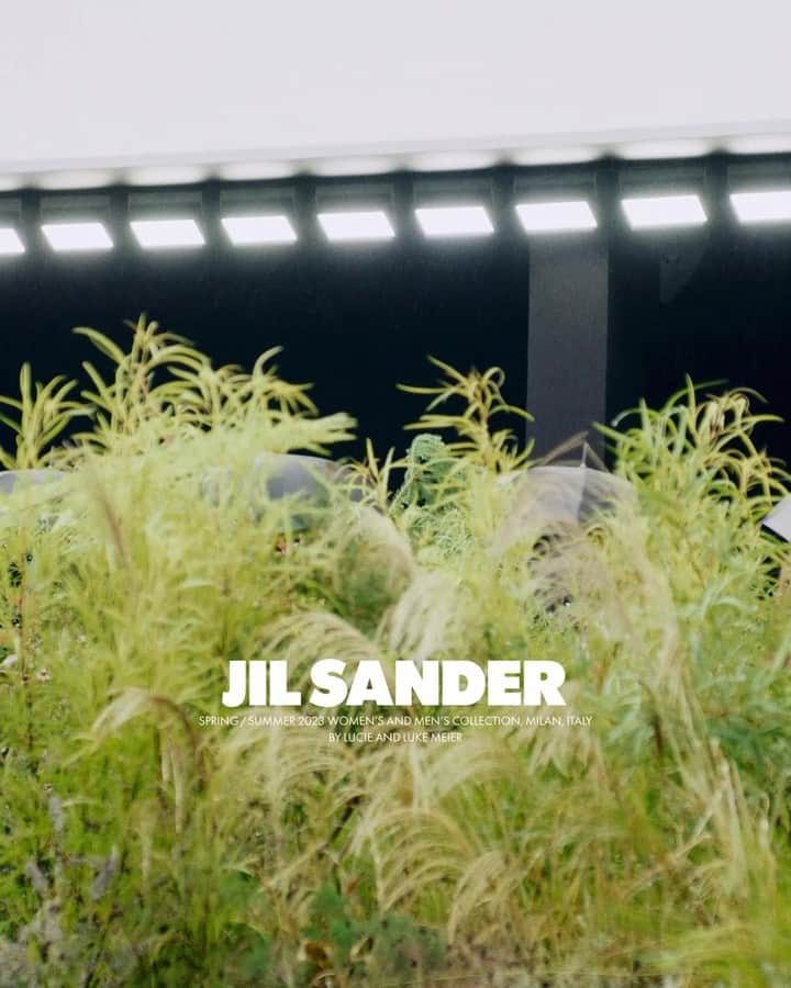 ジルサンダーのインスタグラム：「#JILSANDER Women’s and Men’s Spring/Summer 2023 @stephen.kidd #JilSanderbyLucieandLukeMeier」