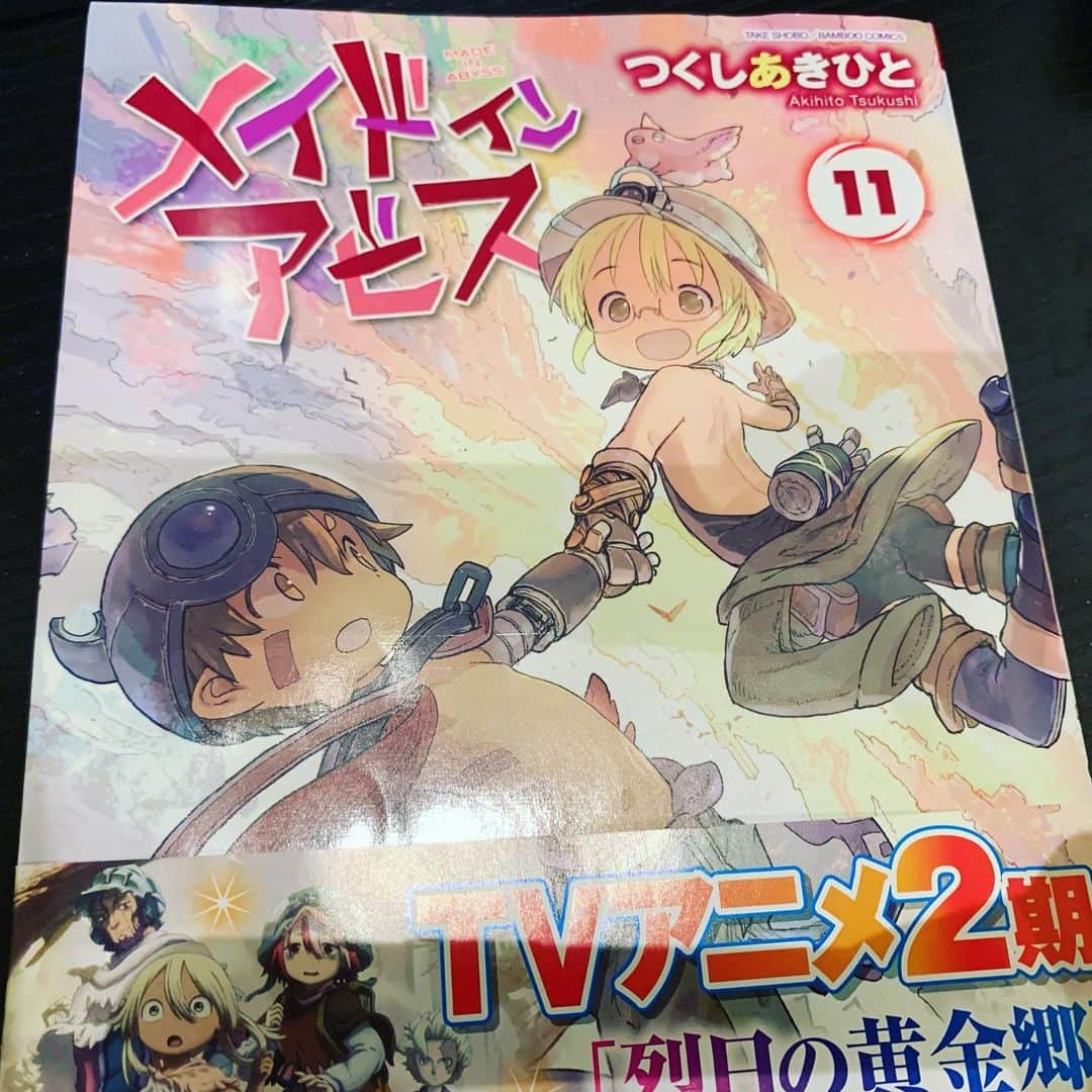 のインスタグラム：「アニメ「メイドインアビス　烈日の黄金郷」 最終回、ようやく見れました！  とてもとても良かったです😭 沢山、泣きました😢 最高でした……。  見終わったあと、すぐさま最新刊の11巻読みました。 続きが気になりすぎます。 ワクワクが止まらない。  あこがれは、とめられねぇんだ。　　  本当最高です。  メイドインアビスのゲーム 闇を目指した連星 も、絶賛プレイ中ですが、なんとも度し難い。笑  難易度がなんとも、度し難い。笑  何回、コントローラー投げそうになったか。笑笑  でも、アビスって過酷だよねって思うと全て納得です。  総じて、メイドインアビス最高。  #赤澤遼太郎　#俳優　#メイドインアビス　#アニメ　#ゲーム　#漫画　#いんすたたろう」