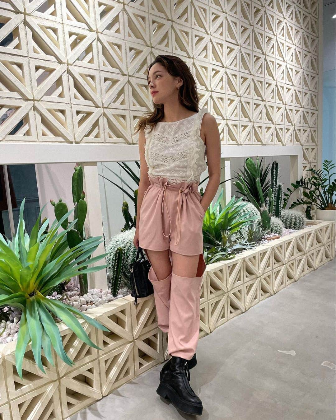 ステファニーのインスタグラム：「💗🤍💗🤍 ストーリーズに載せたら反響がたくさんだったこのパンツ、私にしては珍しいタイプ！ 可愛さもあるけどカジュアルにもできて可愛い♡。 #love #fashion #outfit #155cmコーデ」