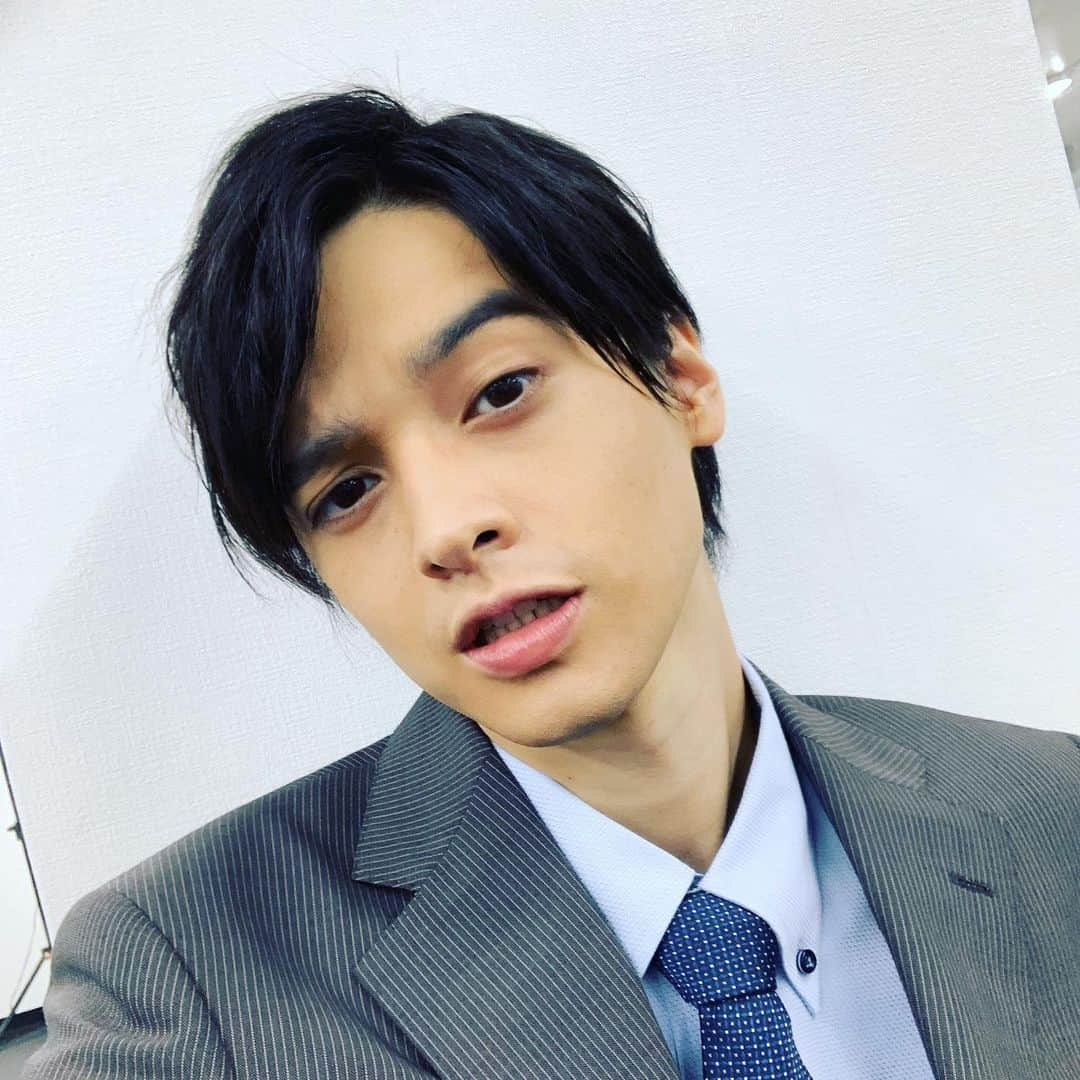 鈴木智有さんのインスタグラム写真 - (鈴木智有Instagram)「11/1-6「名前をつけて保存〜 #データフォルダ 〜」 ビジュアル公開されました〜  スーツメーン 音楽＋朗読劇 今からどうなるか楽しみですねー チケット一般販売始まってます！！  また昨日10/20-23「テノヒラサイズの人生大車輪」についても出演情報公開されました！！ こちらはチケット発売が10/8からになりまーす  皆様のご来場お待ちしてます！  #鈴木智有  #スターダストプロモーション  #スタダ  #スターダスト  #出演情報  #情報公開 #舞台  #スーツ」10月6日 19時30分 - chiari_suzuki_official